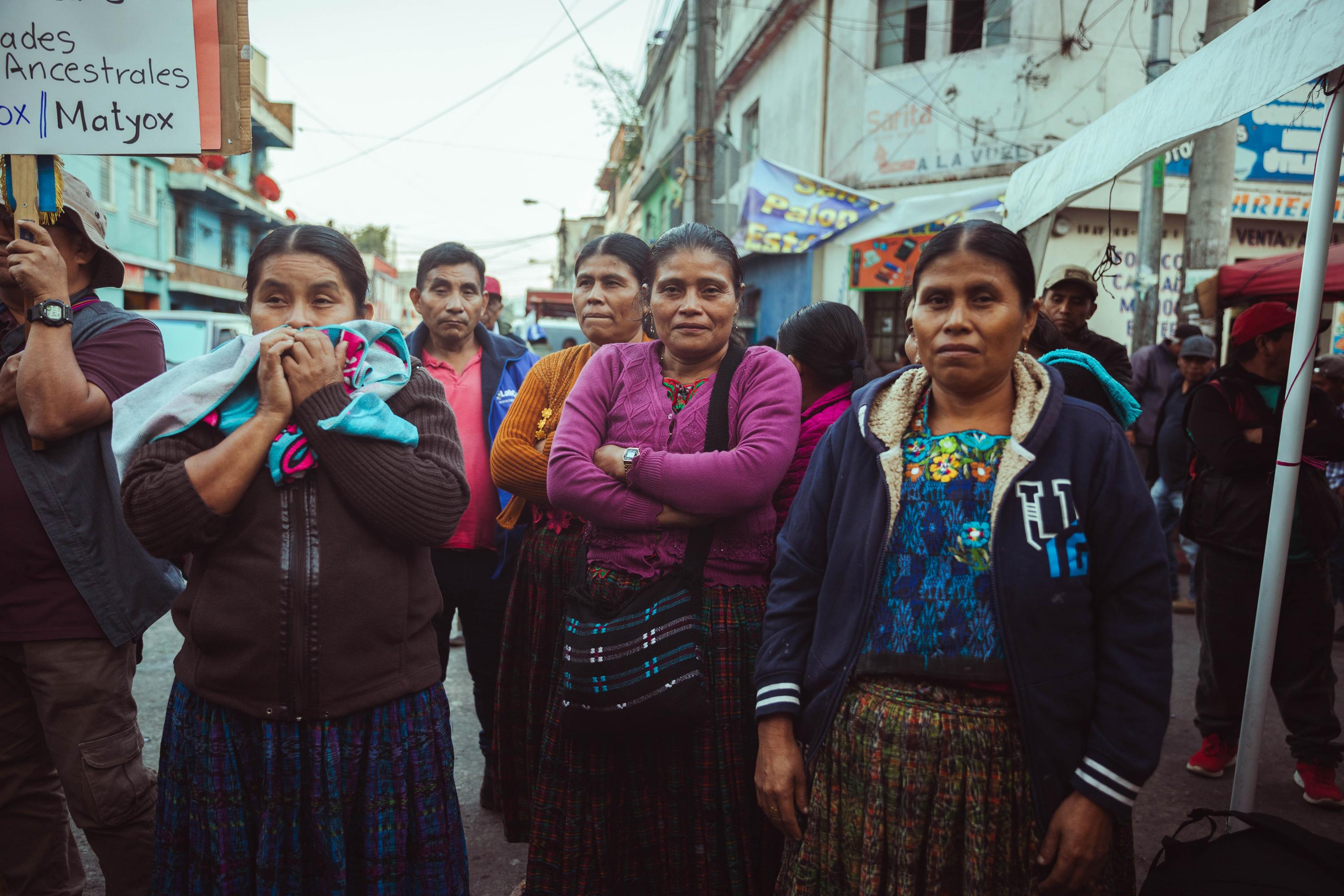 Romelia Rax, Angelina Mo Choc, Margarita Mo Choc y Vicenta Mucu son de Santa Maria Cahabón, en Alta Verapáz. En lengua maya quekchí explican que no siguen a ningún partido político pero un motivo mayor las mueve a protestar: 