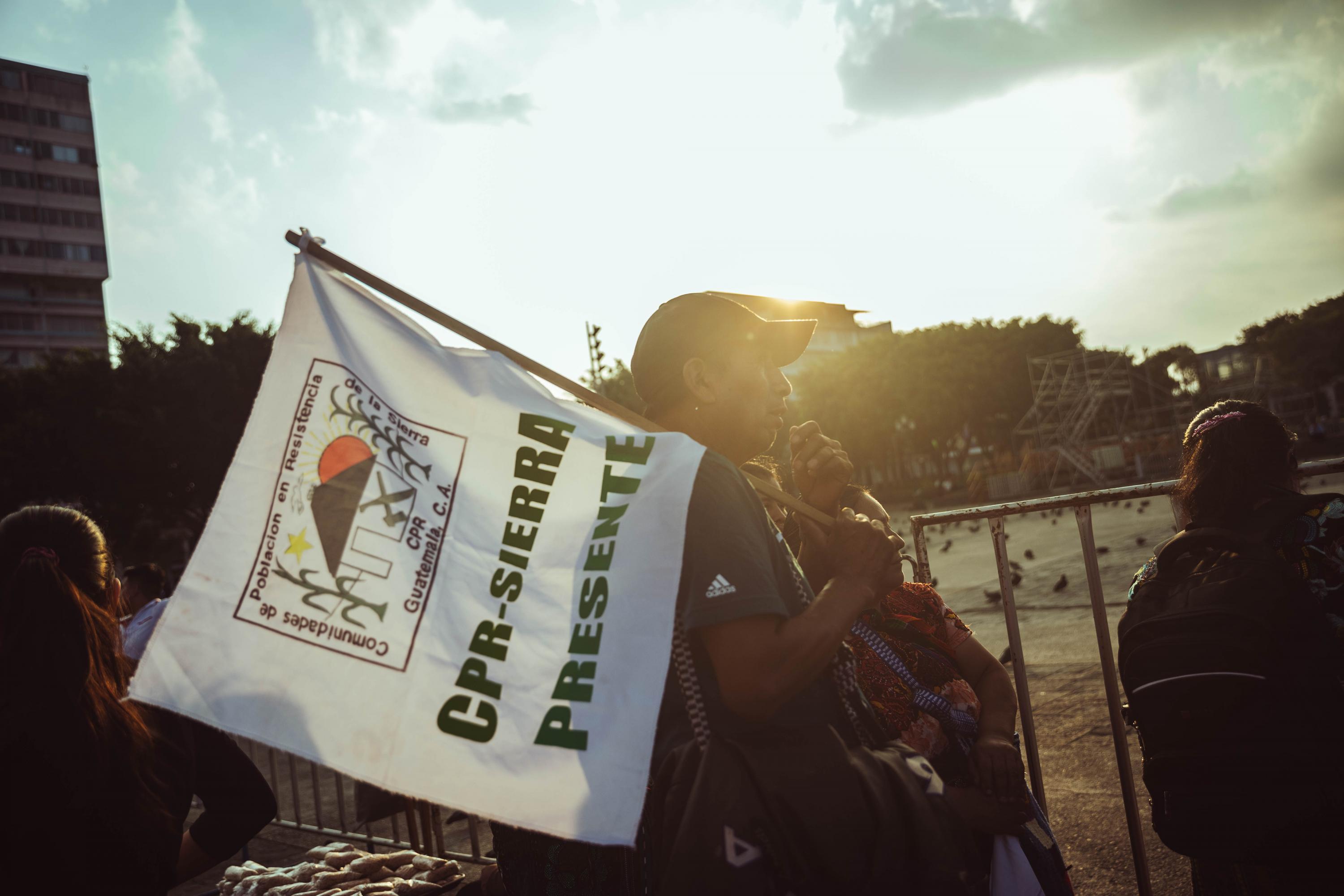 Diversas Comunidades de Población en Resistencia (CPR) movilizadas durante la guerra civil guatemalteca se mantienen vivas a pesar del desplazamiento forzado y siguen articulando a sus miembros y familias. Una representación de la CPR-Sierra, una región del sur de Retalhuleu, llegó a la capital el 13 de enero para esperar en la Plaza de la Constitución el juramento del presidente Bernardo Arévalo.