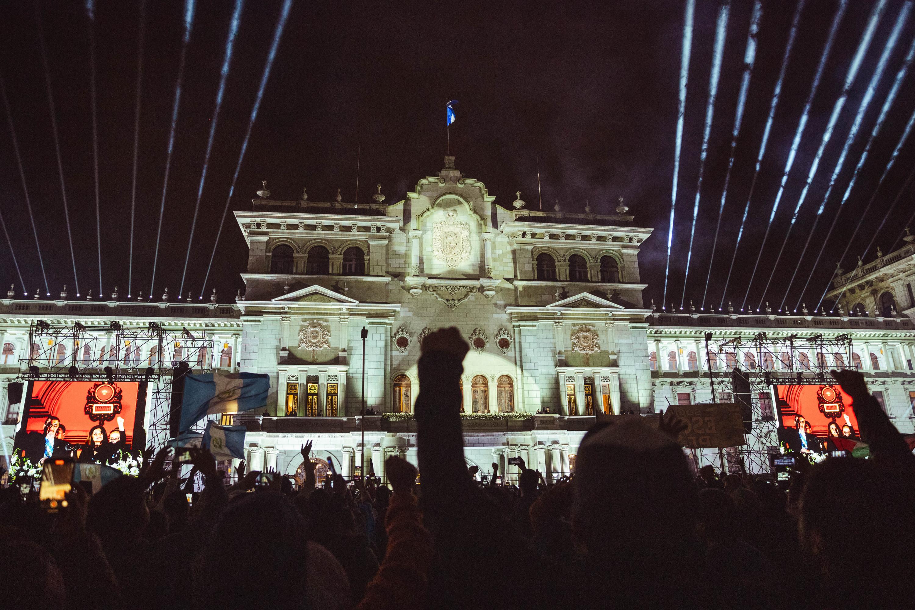 Eran casi las tres de la mañana cuando el presidente Arévalo y la viceprecidenta Herrera llegaron alPalacio Nacional de la Cultura y se dirigieron por fin a los miles de simpatizantes que los esperaban en la Plaza de la Constitución. Terminaba una jornada de incertidumbre pero también de celebración para una mayoría de guatemaltecos.