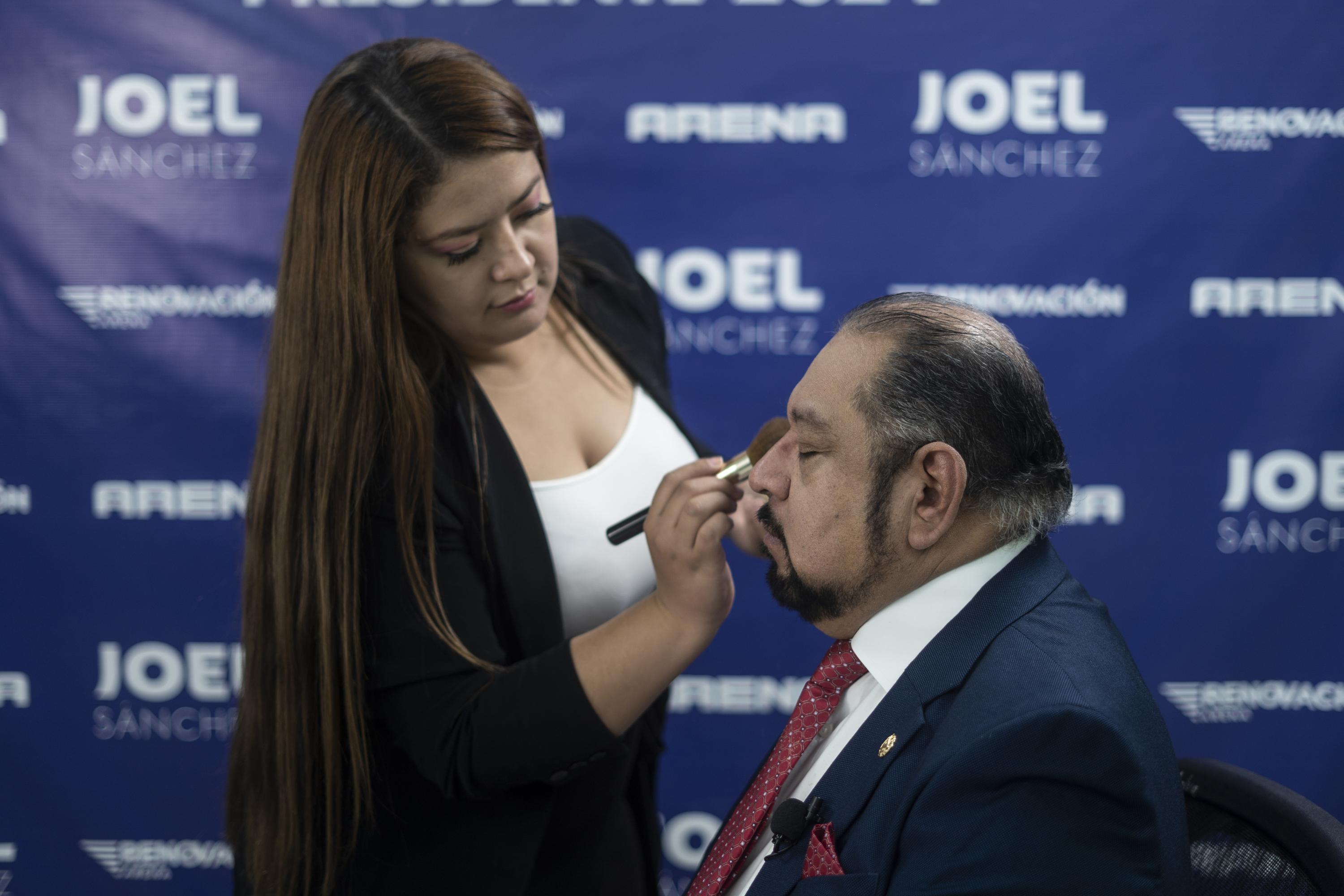 Joel Sánchez, candidato presidencial del partido Arena, se alista unos minutos antes de la conversación, el 9 de enero de 2024. Después de tres intentos para conseguir una entrevista, El Faro habló durante una hora y diez minutos con él. Foto de El Faro: Víctor Peña.