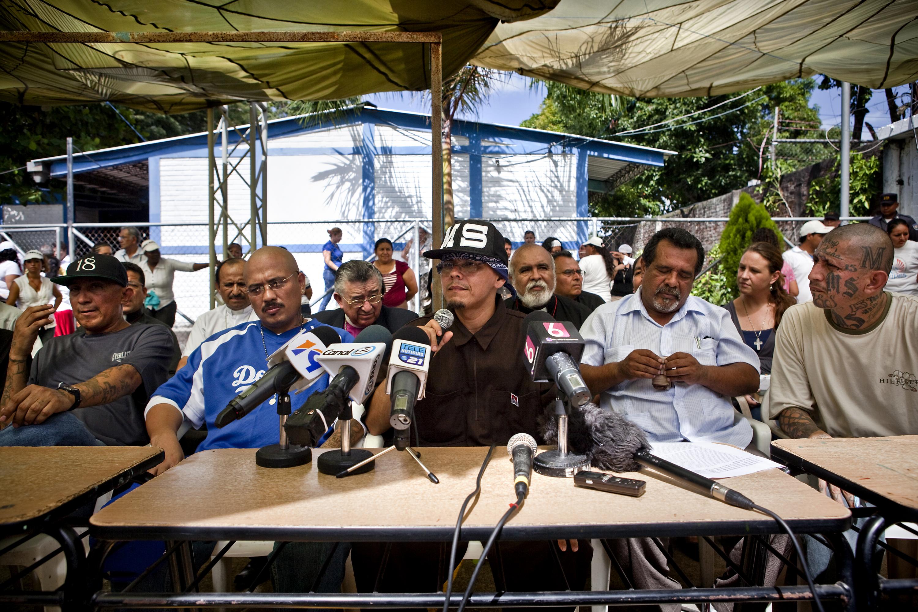 Imagen de una de las conferencias de prensa de los pandilleros durante la tregua del Gobierno de Mauricio Funes con esas organizaciones criminales. A la izquierda, Viejo Lyn, líder del Barrio 18 Sureños, comparte mesa con otro líder de su pandilla y jefes nacionales de la MS-13. Foto de El Faro/Ruido Photo: Pau coll