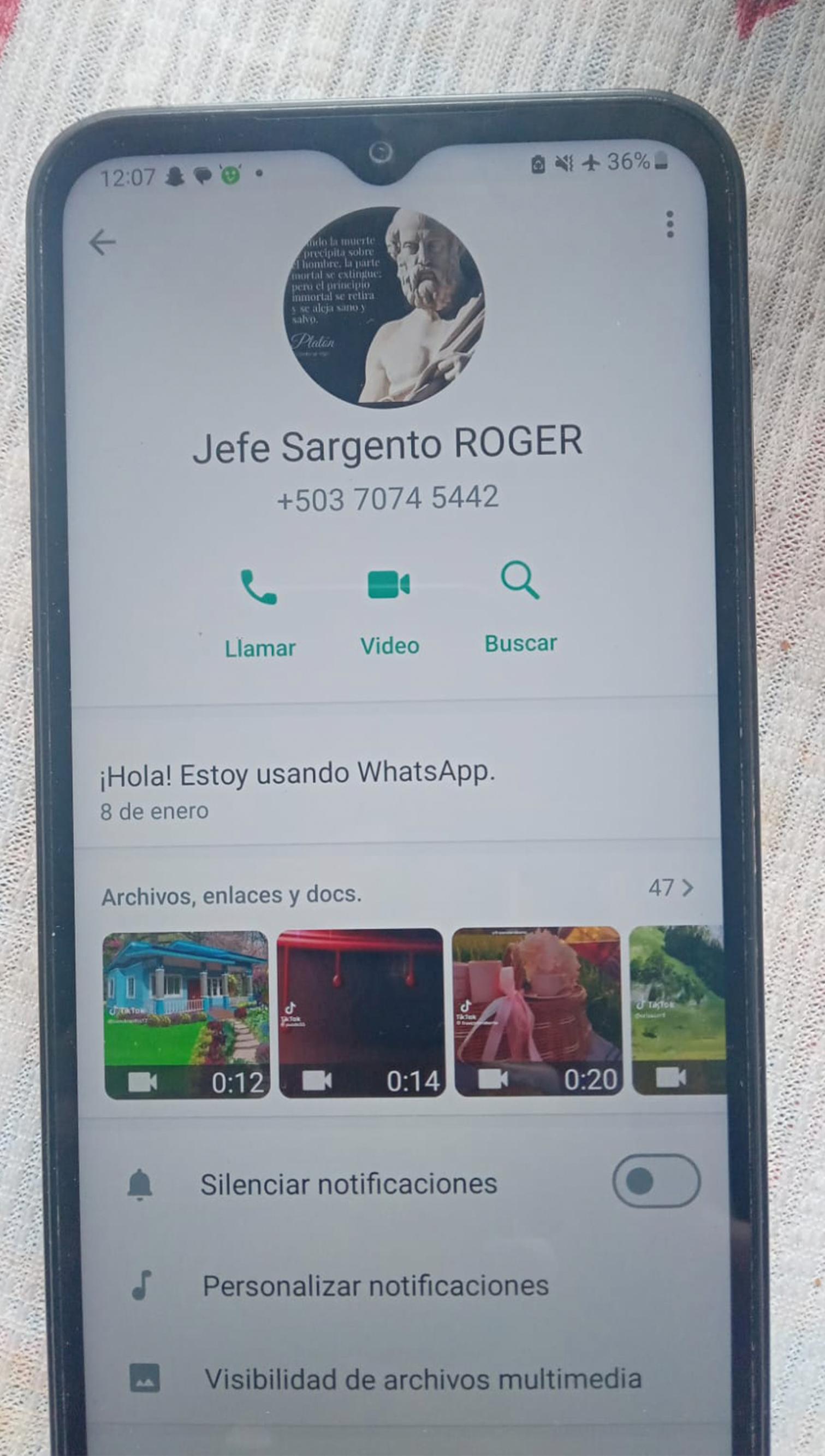 Imagen del contacto del sargento Roger, con quien la hermana de Rafael se reportaba cada dos días antes de dejar el país. Este es también un teléfono institucional de la Policía registrado en la División Élite Contra el Crimen Organizado. 