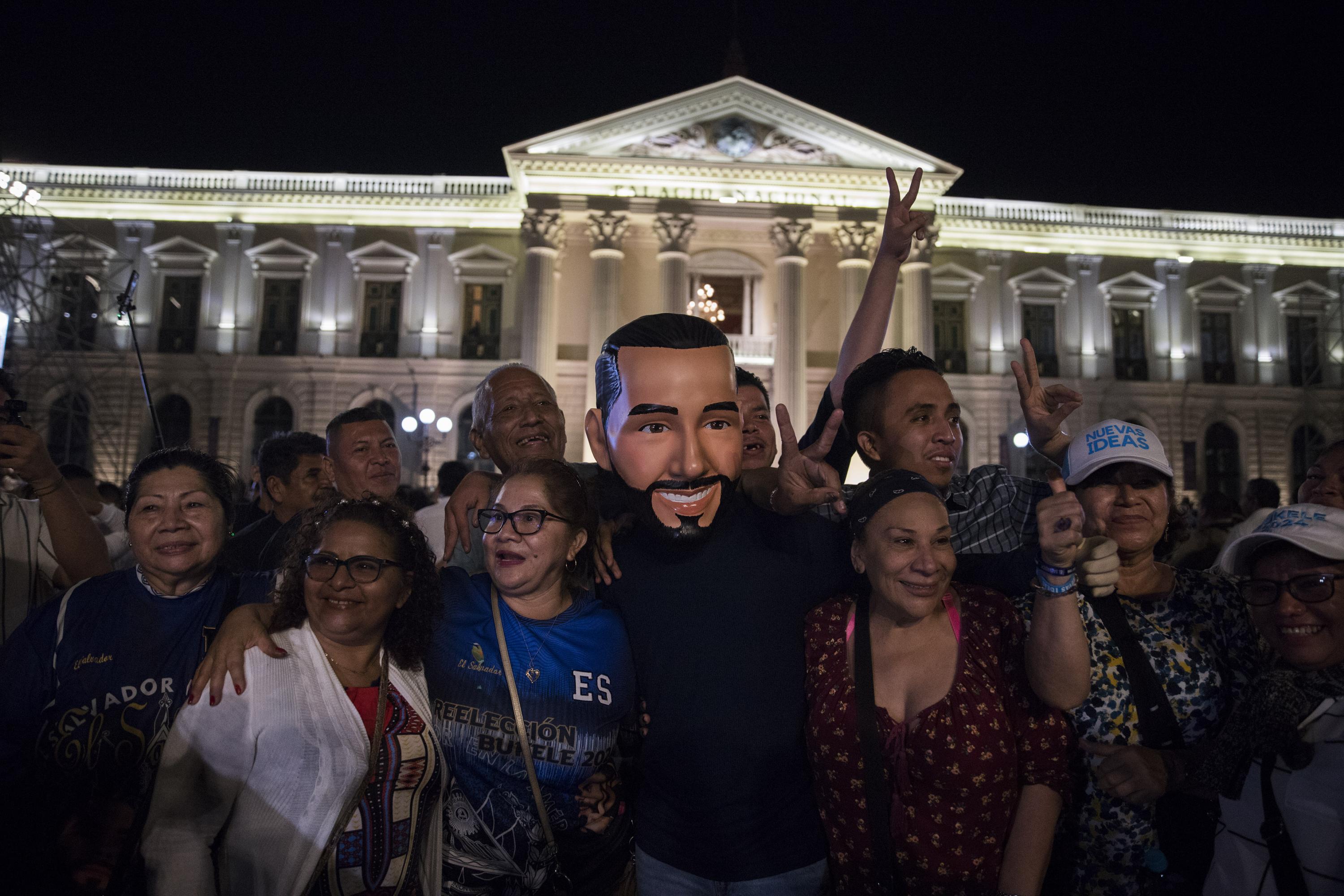 Seguidores de Bukele esperan que el presidente dé su discurso desde el Palacio Nacional en el Centro capitalino este 4 de febrero de 2024. Foto de El Faro: Carlos Barrera.