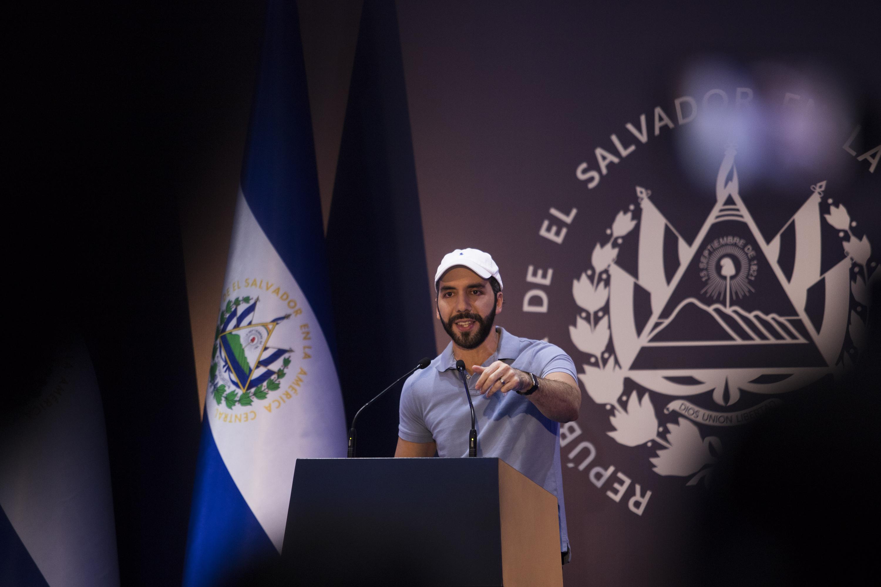 Así como en 2019, Nayib Bukele, interrumpió la jornada electoral con una conferencia de prensa transmitida por la televisión estatal. Pidió a la gente ir a votar para defender lo que consideró logros de su gestión y luego arremetió contra la prensa. Foto de El Faro: Carlos Barrera.