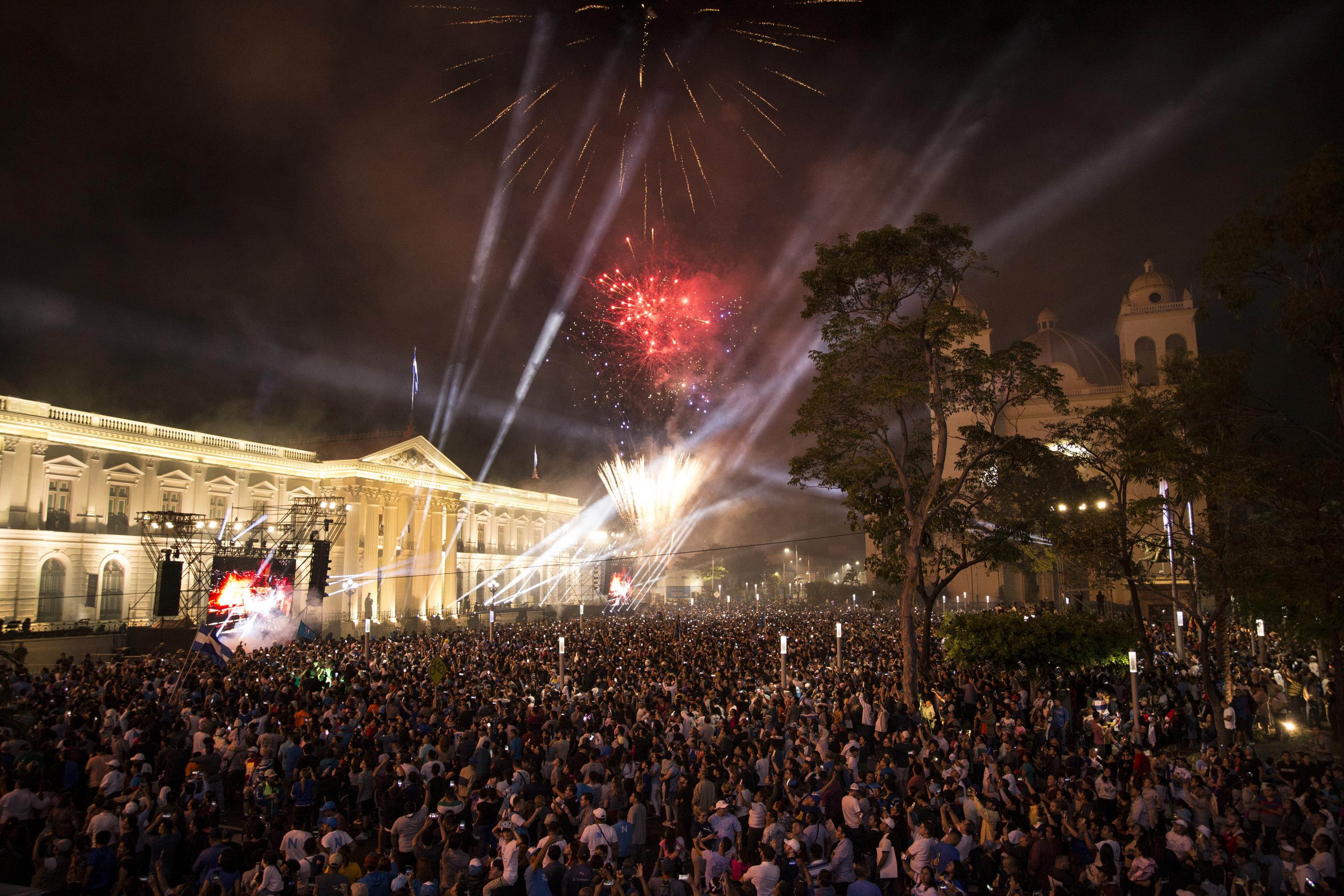 Shortly after the polls closed, Nayib Bukele convened a mass demonstration in front of the National Palace to celebrate his victory. Photo Víctor Peña