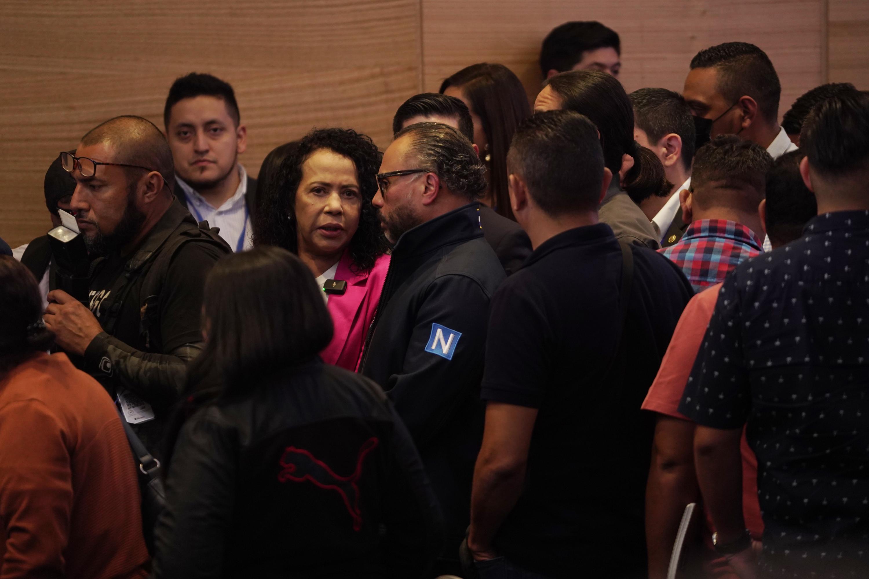 La Comisionada Presidencial, Carolina Recinos ha permanecido en el centro de escutinio final. En la imagen le acompaña Ernesto Castro, presidente de la Asamblea Legislativa. Foto de El Faro: Víctor Peña. 