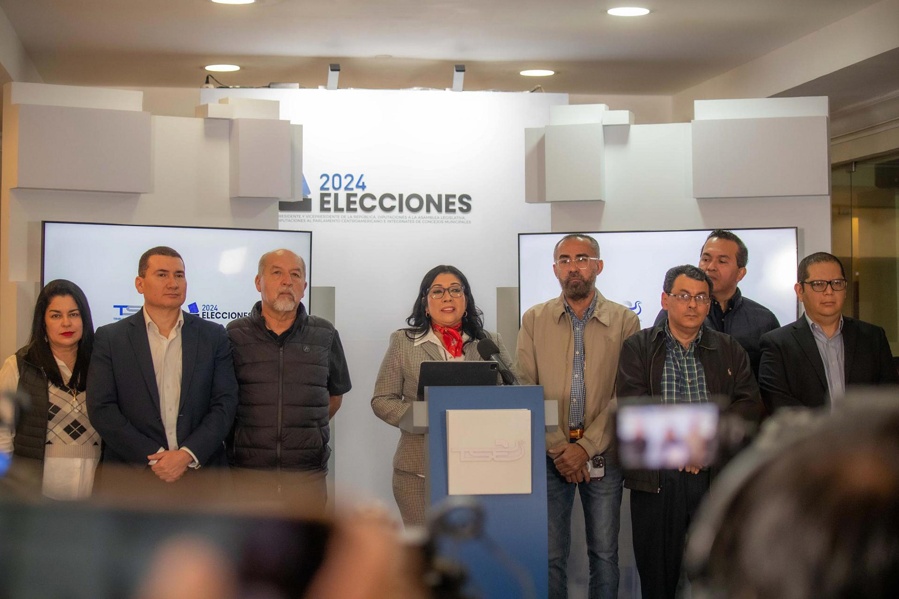 De izquierda a derecha: Blanca Paz (suplente), Marlon Cornejo (suplente), Guillermo Wellman (propietario), Dora Martínez (propietaria y presidenta), Noel Orellana (propietario), Julio Olivo (propietario), René Molina (suplente) y Rubén Meléndez (propietario). Foto: tomada del TSE.