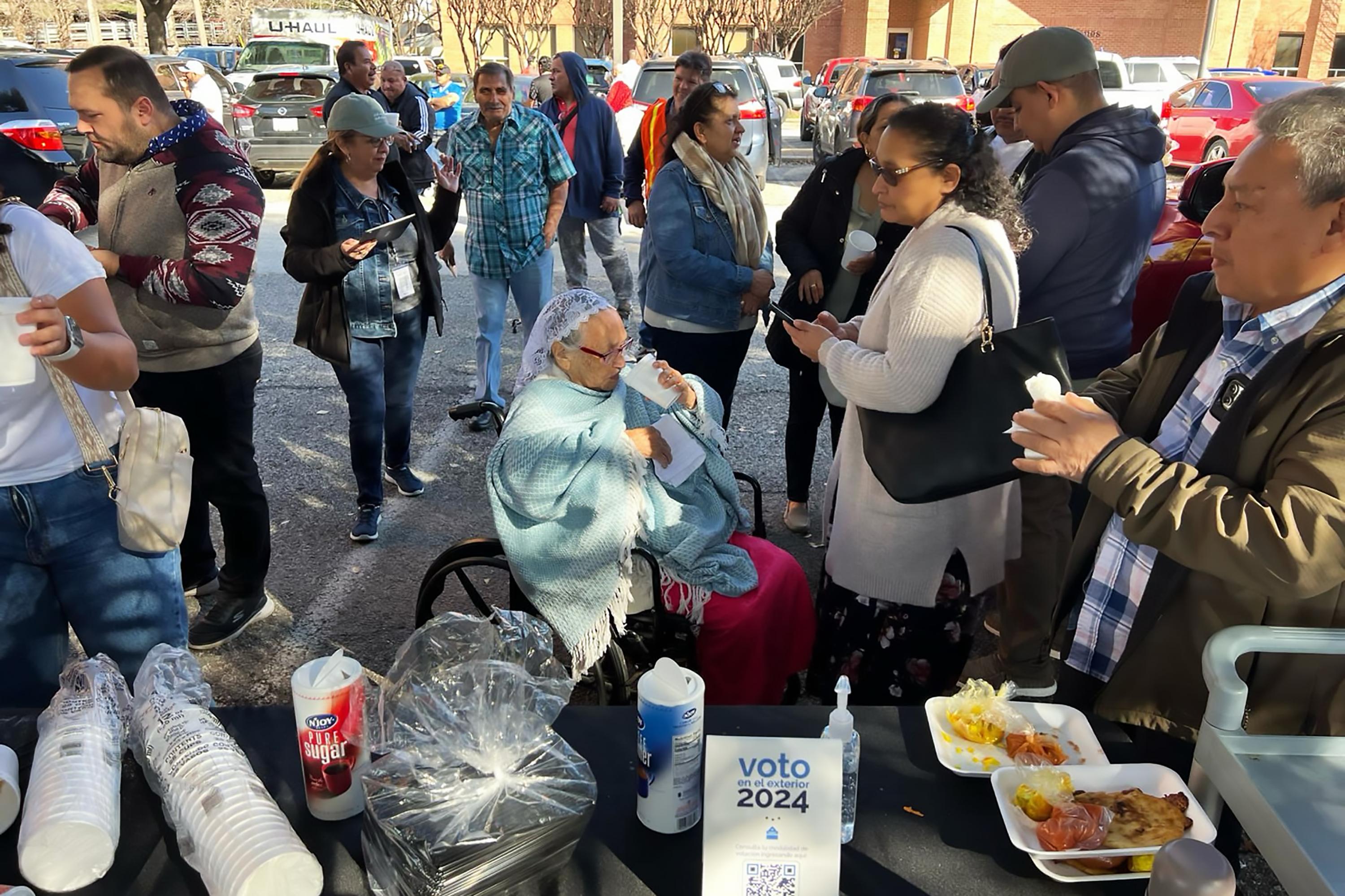 From the early ours of the morning, some 5,000 Salvadorans gathered to cast their vote at the Crowne Plaza Hotel in Houston. Texas is one of the states with the highest concentration of Salvadoran migrants in the U.S., and the place of residence of Arena presidential candidate Joel Sánchez. Photo Élmer Romero