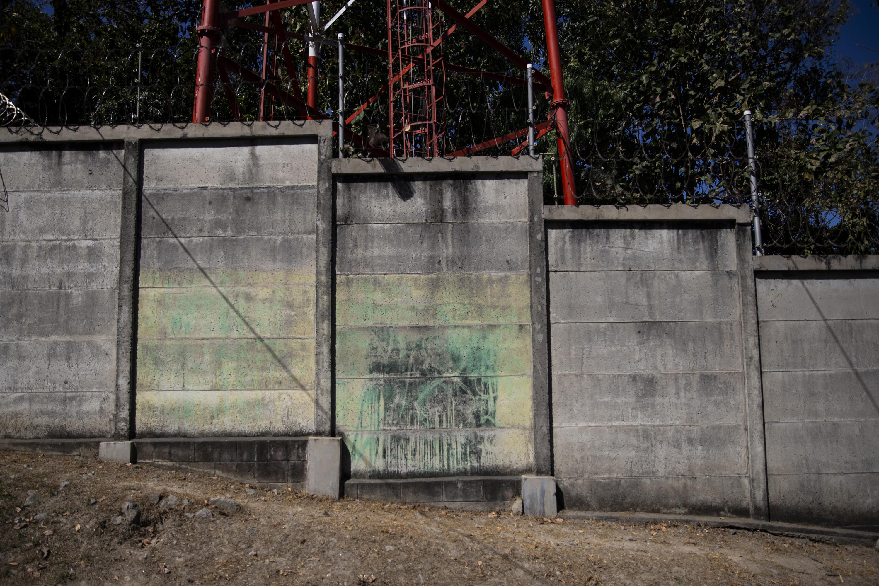 El Barrio 18 sureños operaba en el cantón El Espino, del municipio de San Pedro Perulapán. Dos años después de haberse implementado el régimen de excepción,  aún son visibles algunos vestigios de marcas pandilleras sobre las paredes de la calle principal. Foto de El Faro: Víctor Peña. 