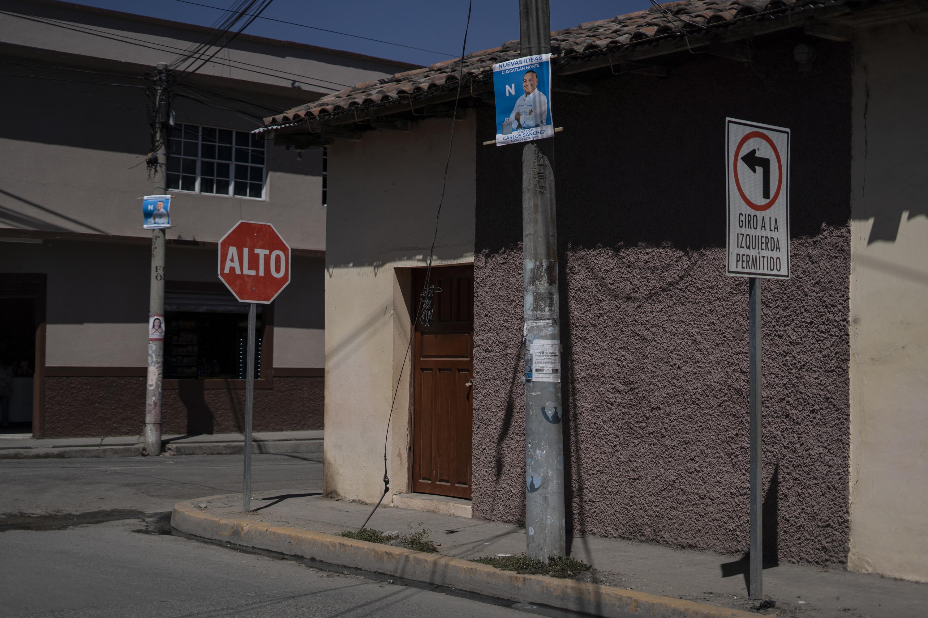 El retrato de Carlos Sánchez predomina en los cinco municipios que conforman Cuscatlán Norte. Aquí, una muestra, sobre la calle central de San José Guayabal, un pueblo que fue gobernado por el partido Arena durante los últimos 24 años. Foto de El Faro: Víctor Peña. 