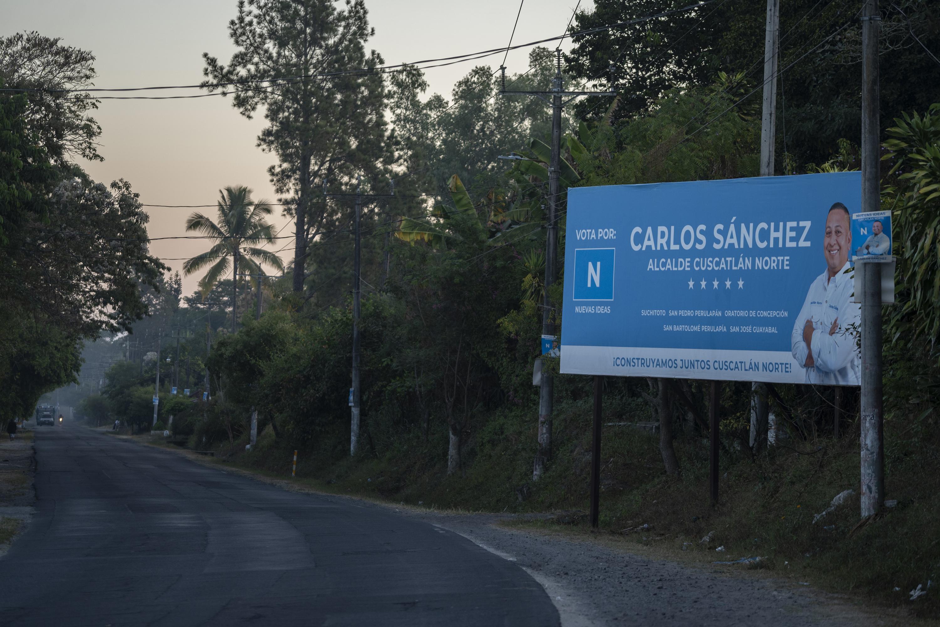 La propaganda electoral de Carlos Sánchez predomina sobre los demás candidatos de Cuscatlán Norte. Hay varios carteles con su figura en la carretera hacia el municipio de Suchitoto. Foto de El Faro: Víctor Peña. 