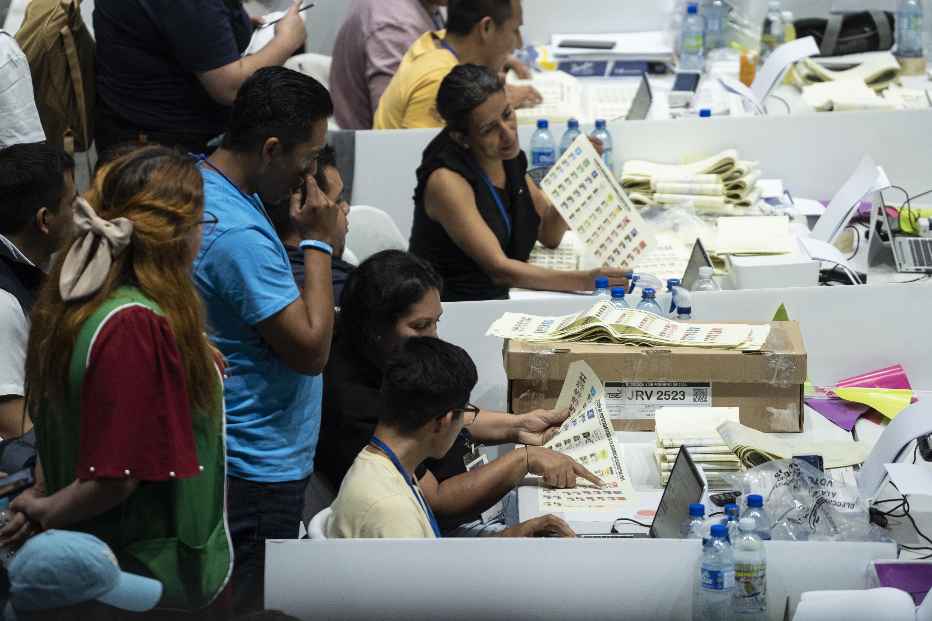 El conteo voto por voto para diputados se extendió durante una semana, con algunos días de doble jornada, hasta el domingo 18 de febrero, dos semanas después de la jornada electoral. Foto de El Faro: Víctor Peña. 