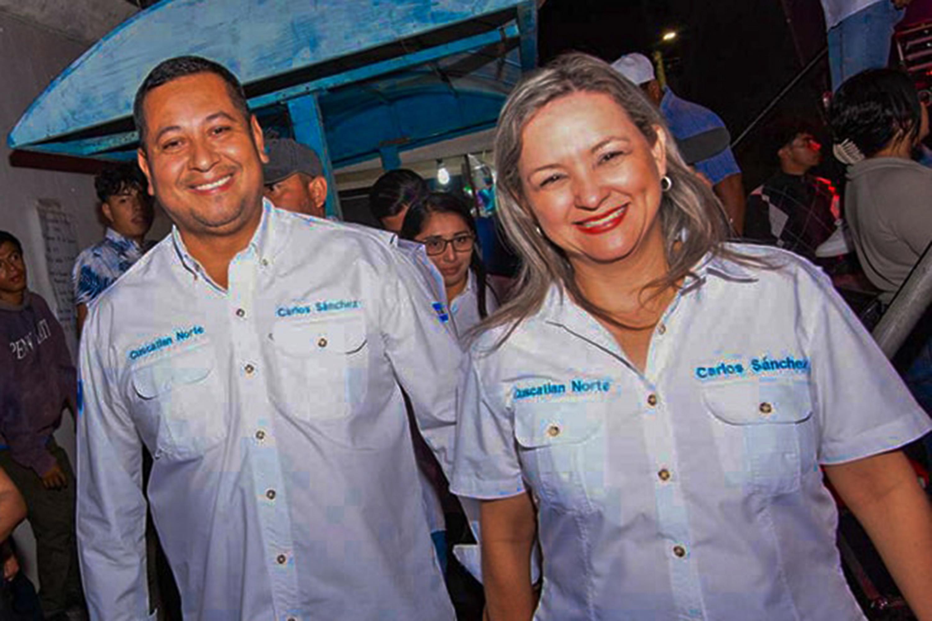 Sánchez, candidato a alcalde por Cuscatlán Norte, acompañado de su pareja Gloria Castaneda, exempleada del MOP y de la Asamblea Legislativa. Actual candidata a diputada suplente del Parlacen.