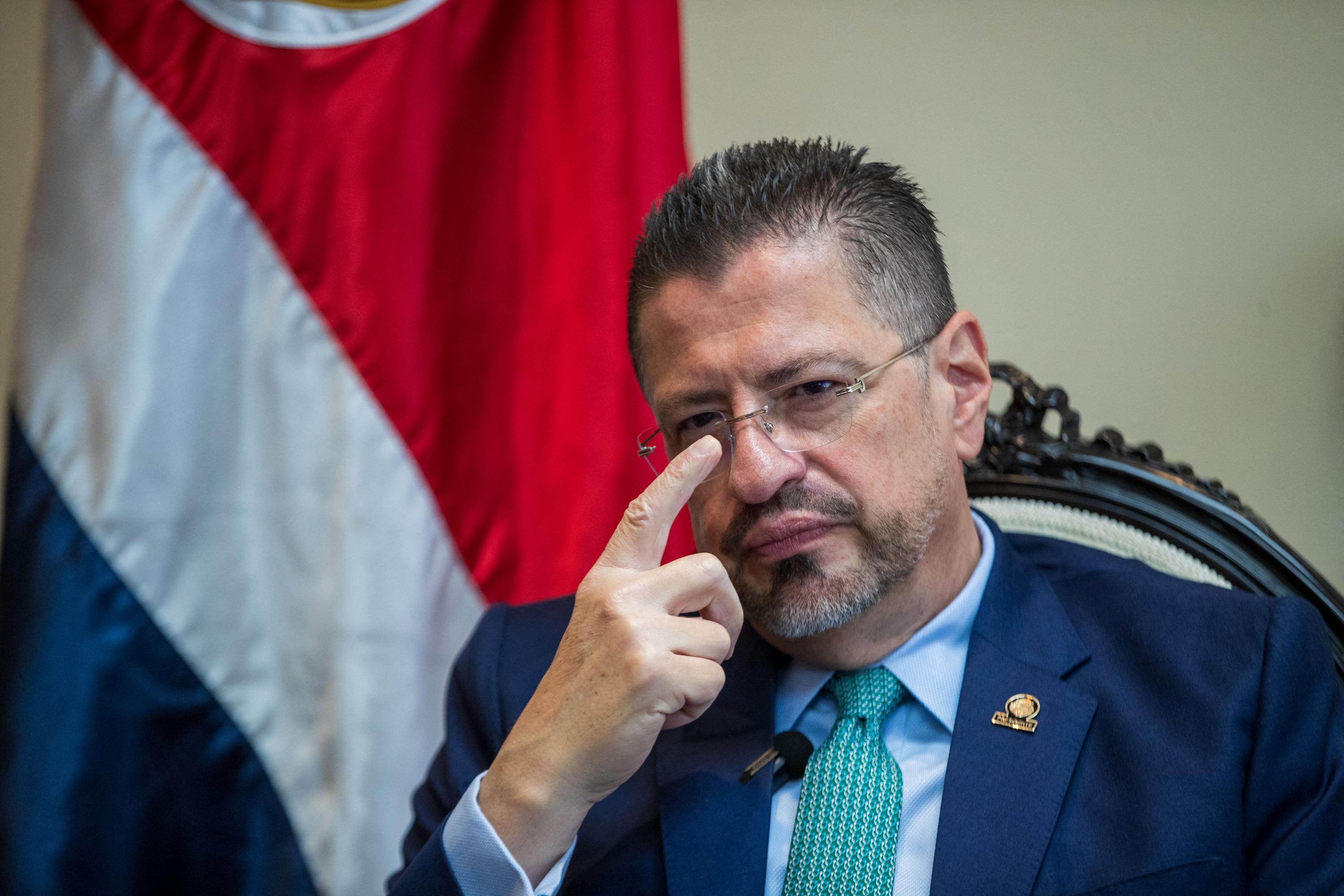 El presidente de Costa Rica, Rodrigo Chaves, durante una entrevista ofrecida el 4 de mayo de 2023 a la agencia de noticias AFP, en la Casa Presidencial en San José. Foto de El Faro: José Cordero/AFP.