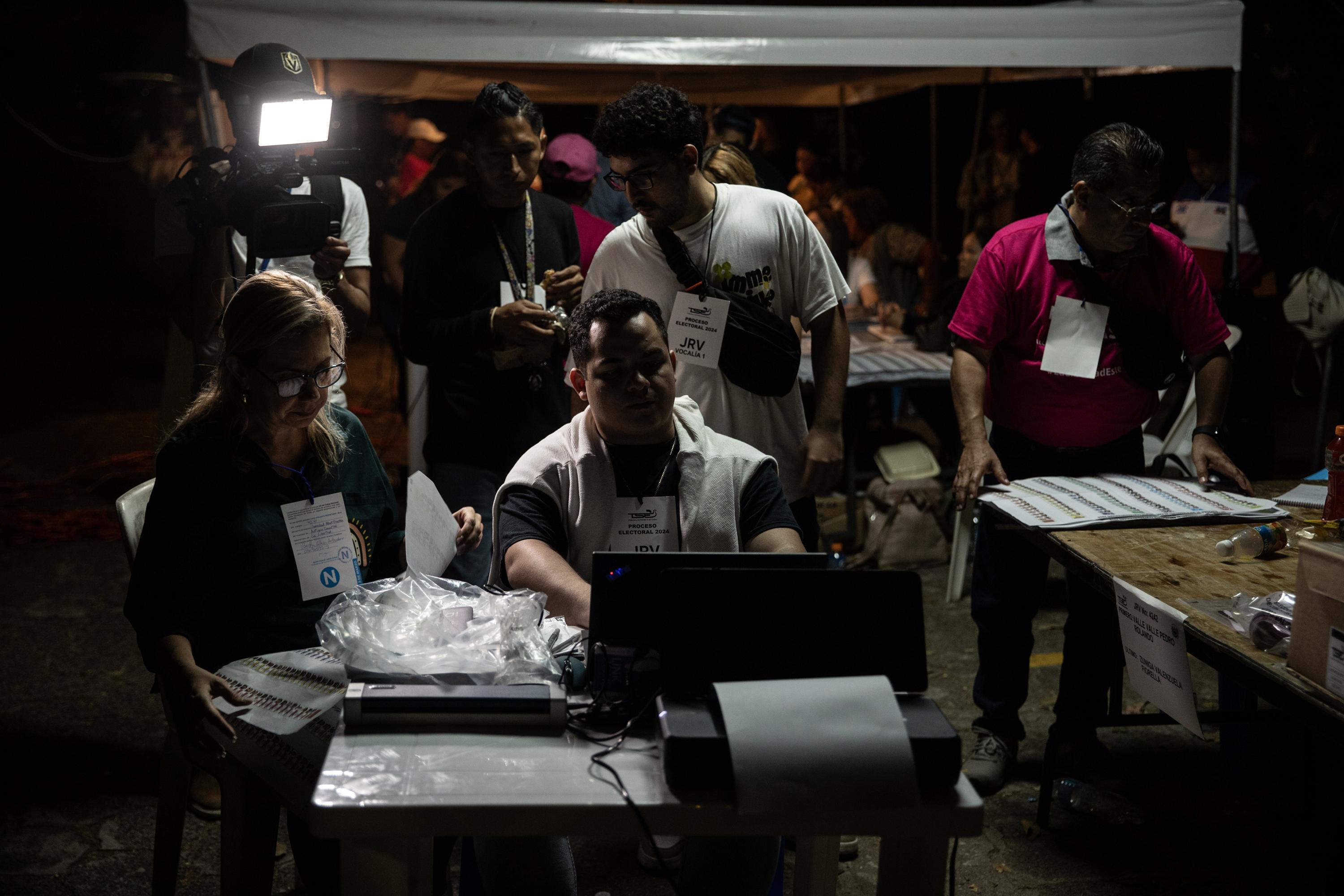 Miembros de la JRV 4242 del centro de votación de la Universidad Albert Einstein, Antiguo Cuscatlán, durante la transmisión de datos al Tribunal Supremo Electoral. En esa JRV, la arenera Milagro Navas consiguió 127 votos, mientras que Michelle Sol solo 24. Foto de El Faro: Carlos Barrera.