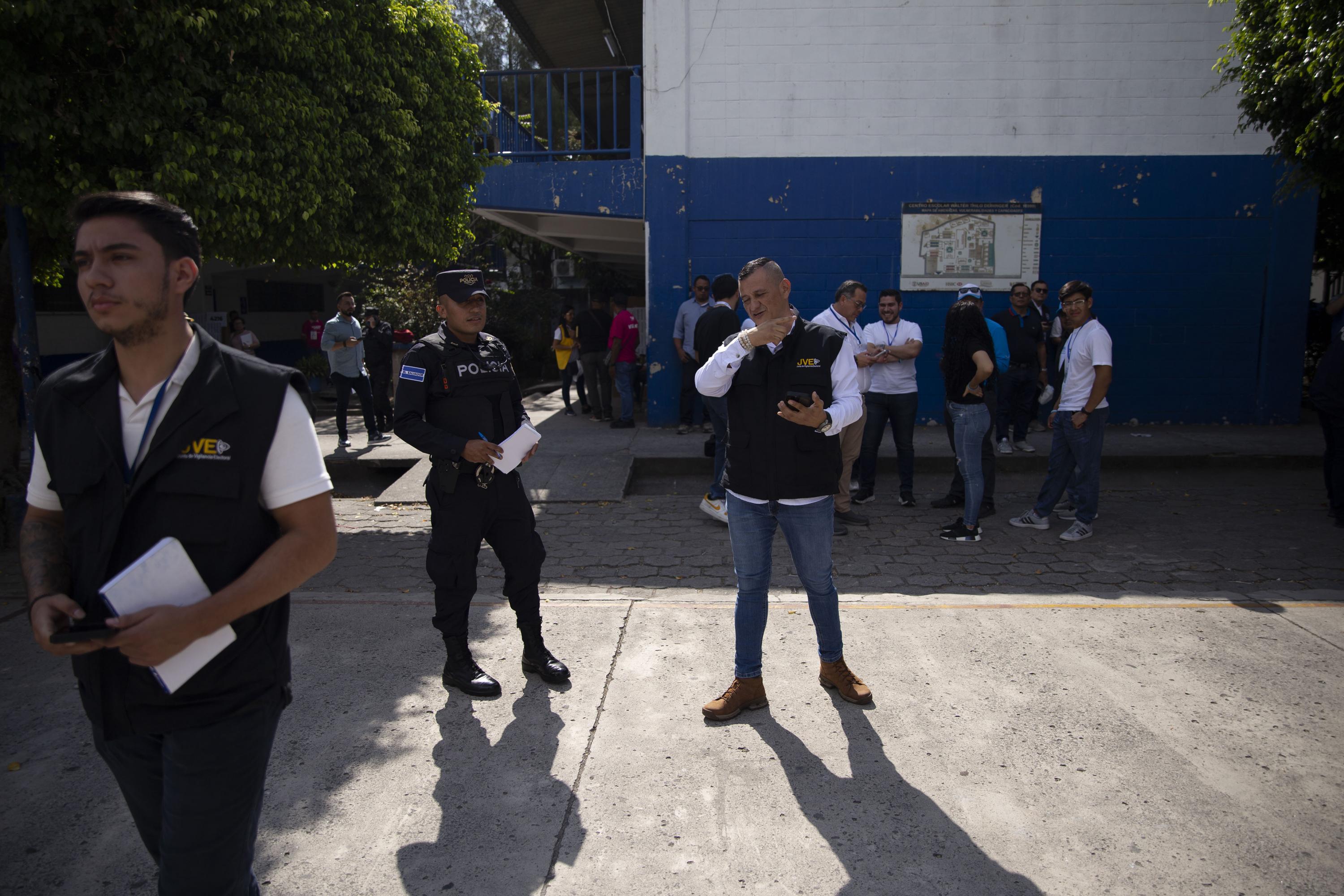 El mayor interés del partido Nuevas Ideas se concentró en los municipios que conforman La Libertad Este. En la imagen, Giovanni González, director de la Junta de Vigilancia Electoral por Nuevas Ideas. Así como él, otros cuadros partidistas se hicieron presentes en los centros electorales de Antiguo Cuscatlán, donde la arenera Milagro Navas era la candidata fuerte a vencer. Foto de El Faro: Víctor Peña. 