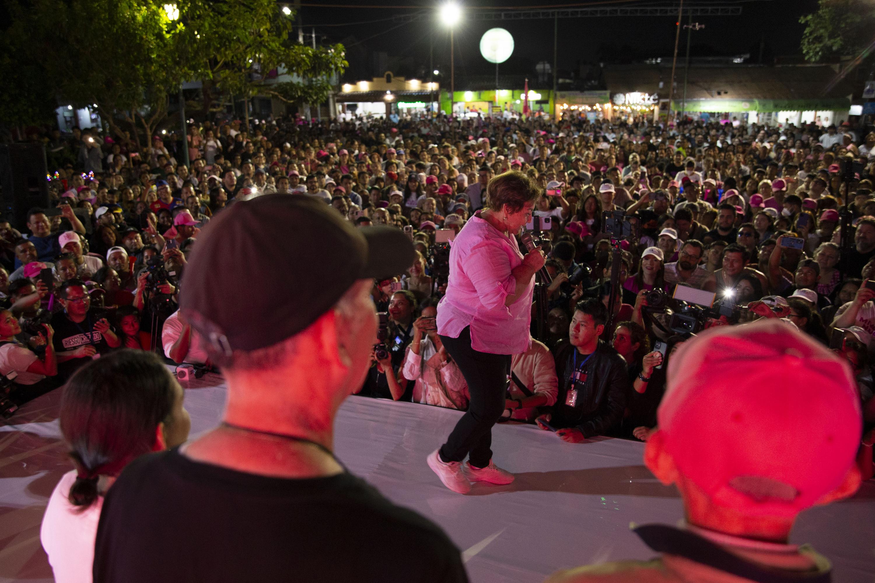 Al final de la jornada electoral del domingo 3 de marzo, Milagro Navas festejó su triunfo junto a cientos de sus seguidores en la plaza central de Antiguo Cuscatlán. Navas gobernará cinco de los anteriores municipios a partir del 1 de mayo de 2024. Foto de El Faro: Víctor Peña. 