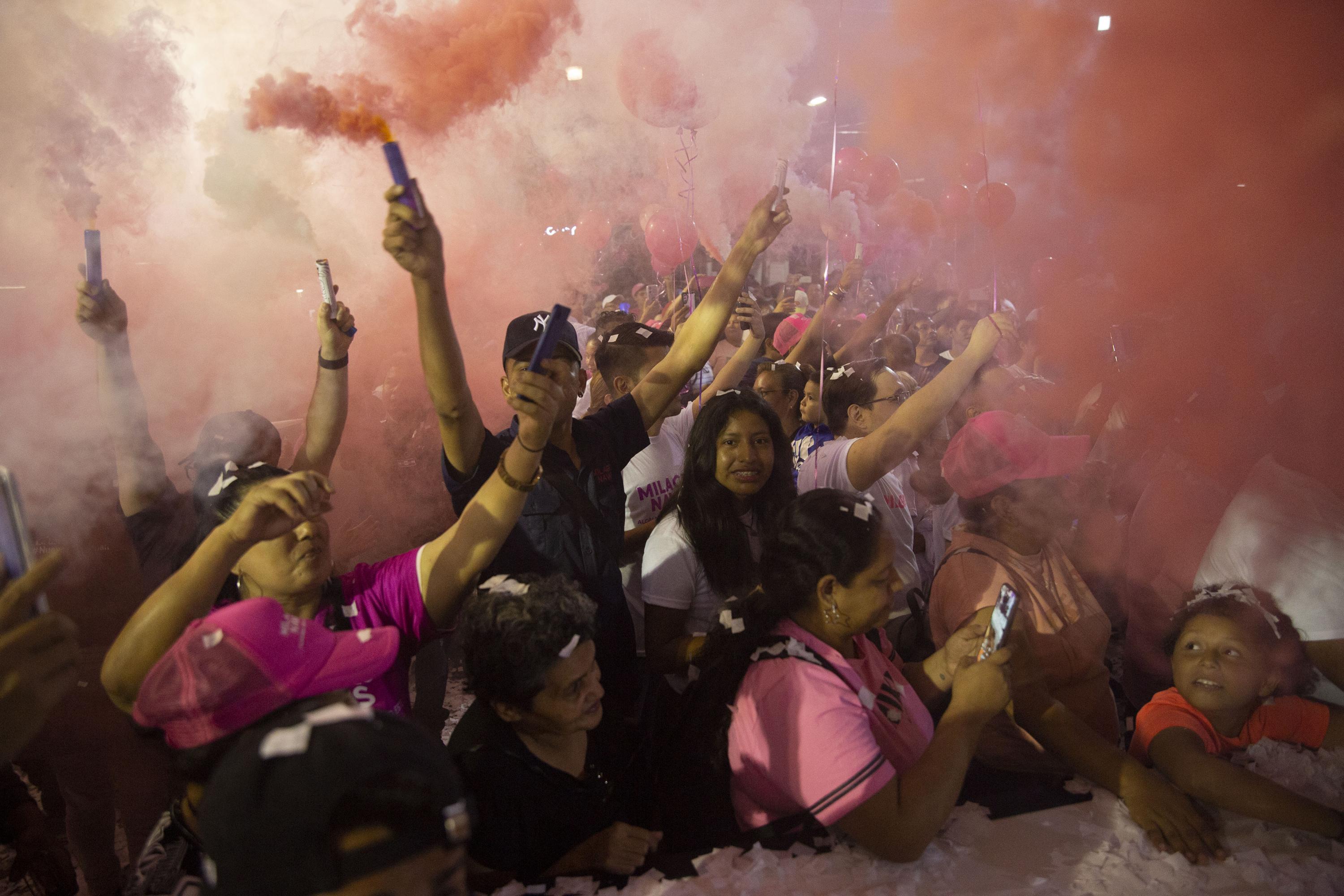 Simpatizantes de Milagro Navas participan del cierre de campaña, en la plaza central de Antiguo Cuscatlán, el miércoles 28 de febrero. Navas, que ha gobernado por 36 años con el partido Arena ese municipio, se desligó por completo de sus colores tradicionales. Foto de El Faro: Víctor Peña. 