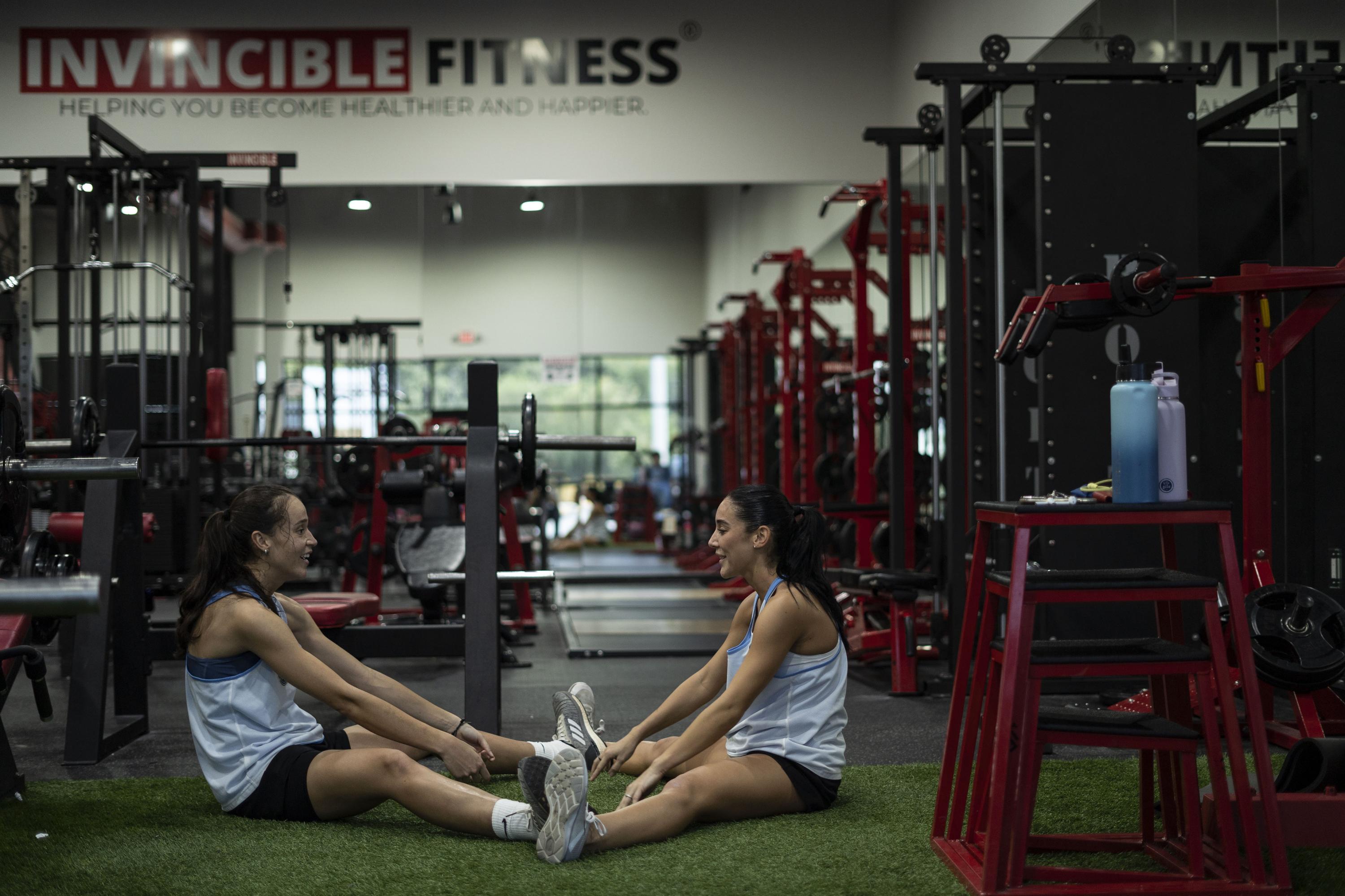 Reina Cruz y Megan Bennett entrenan a diario en el gimnasio más cercano a su vivienda, en una ciudad al norte de Houston. Ambas van a la cancha de fútbol cada tarde después de sus trabajos, donde practican con su entrenador personal. Foto de El Faro: Víctor Peña. 