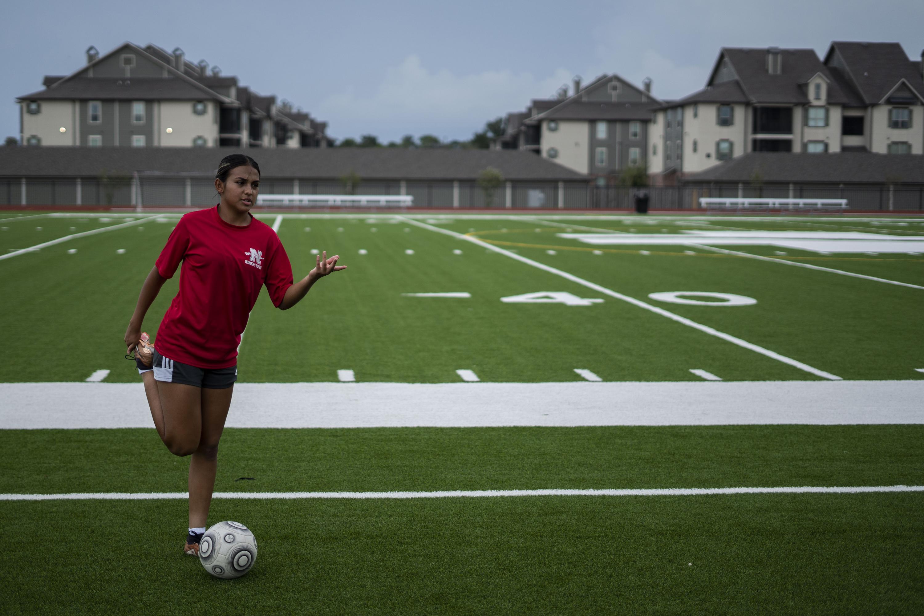 Kelsey Villatoro realiza un entrenamiento personal, en el estadio de la Nicholls State University, en Thibodaux, Louisiana. La madre de Kelsey migró desde el municipio de Santa Rosa de Lima, en La Unión, y ahora viven en Texas. Foto de El Faro: Víctor Peña. 