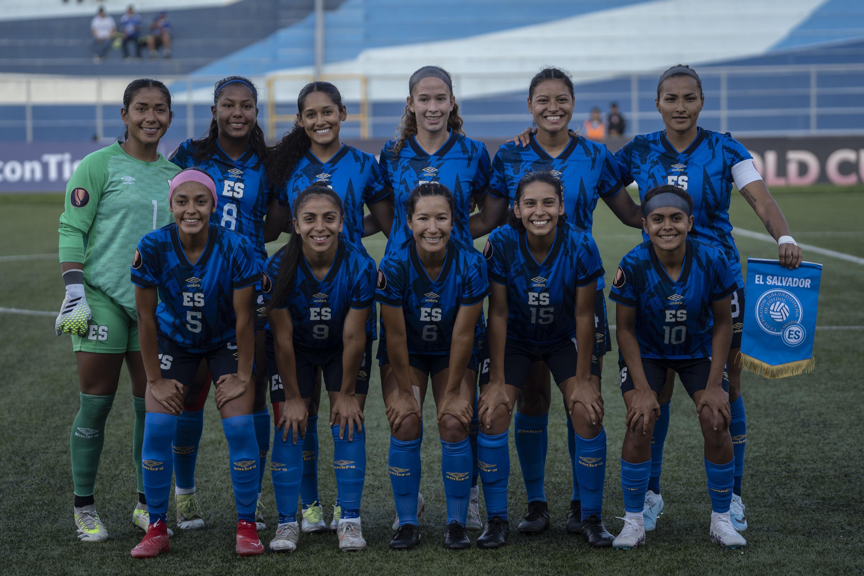 La selección posa para la fotografía oficial, durante el encuentro que tuvieron con la selección de Martinica, el 24 de septiembre de 2023, en el municipio de Santa Tecla, El Salvador. Foto de El Faro: Víctor Peña. 