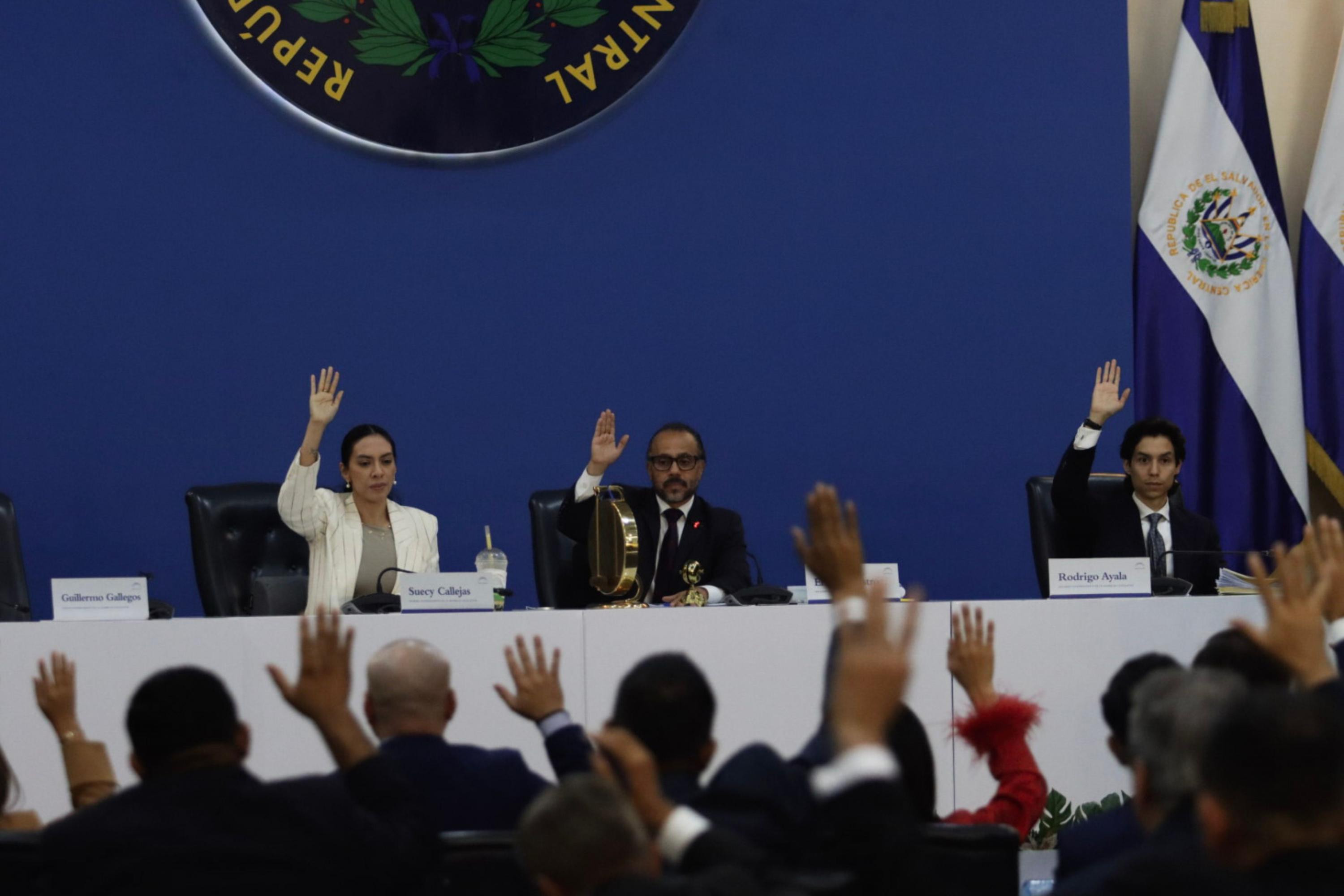 Diputados de la Asamblea Legislativa en el momento de la votación para reformar la Constitución en la parte en la que se establecen las reglas para cambiar la Carta Magna. Foto de El Faro: Diego Rosales. 