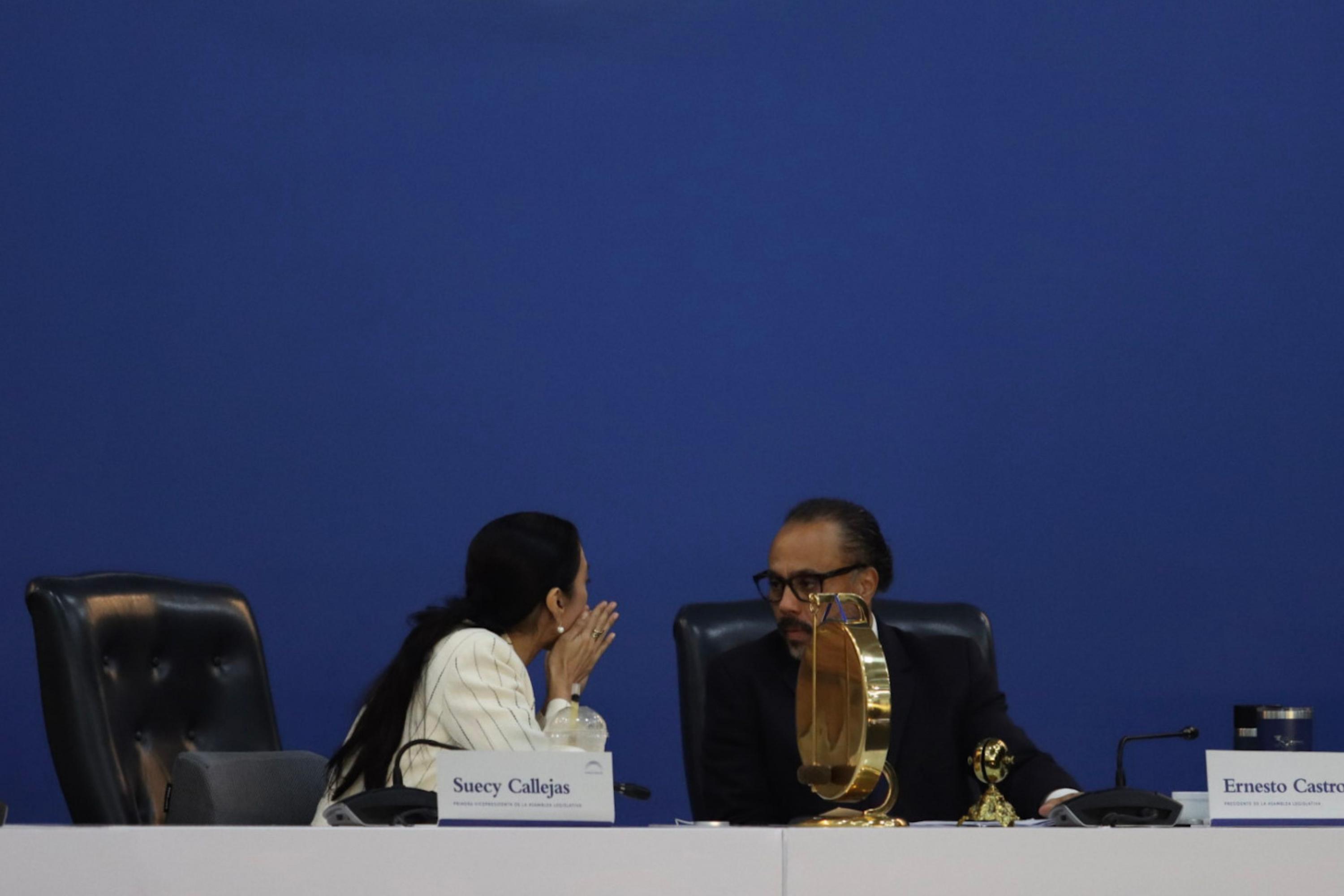 Suecy Callejas, vicepresidenta de laAsamblea Legislativa, y Ernesto Castro, presidente, ambos por el partido oficialista, conversan durante la última sesión plenaria del periodo 2021-2024, en la que los diputados de Nuevas Ideas aprobaron un mecanismo para que la legislatura entrante pueda reformar la Constitución. Foto de El Faro: Diego Rosales. 