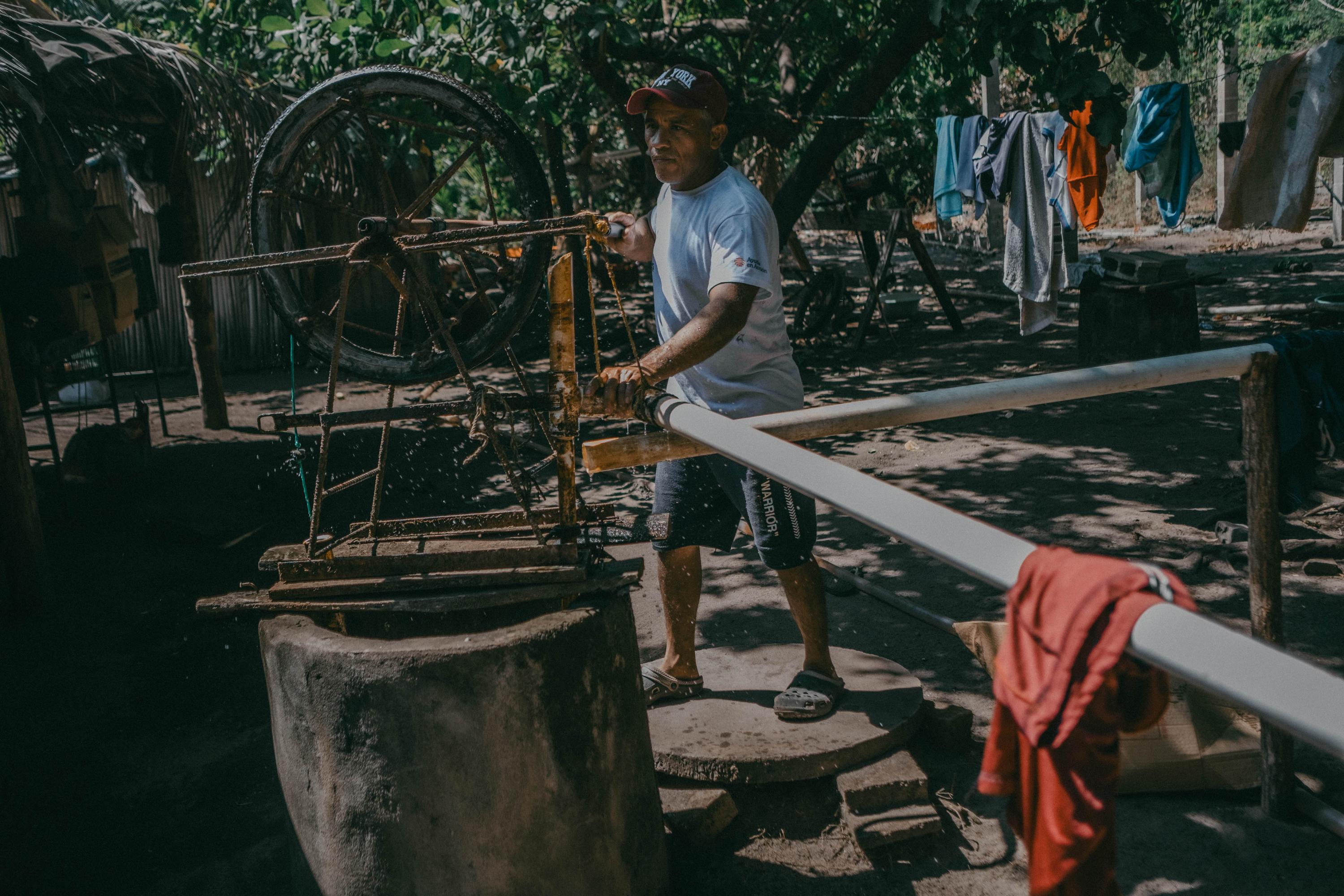 According to El Salvador’s Ministry of the Environment and Natural Resources, mangroves act as filters that prevent salt intrusion into the aquifers and favor water recharge. In La Tirana, families had to find ways to obtain fresh water for consumption. They did this by drilling wells, and were able to drink the extracted water for a few years. Over time, however, most of the wells began to salinize. Now, only the water from Cándido’s family well produces fresh water for drinking. The water from the rest of the wells is only used for washing clothes.