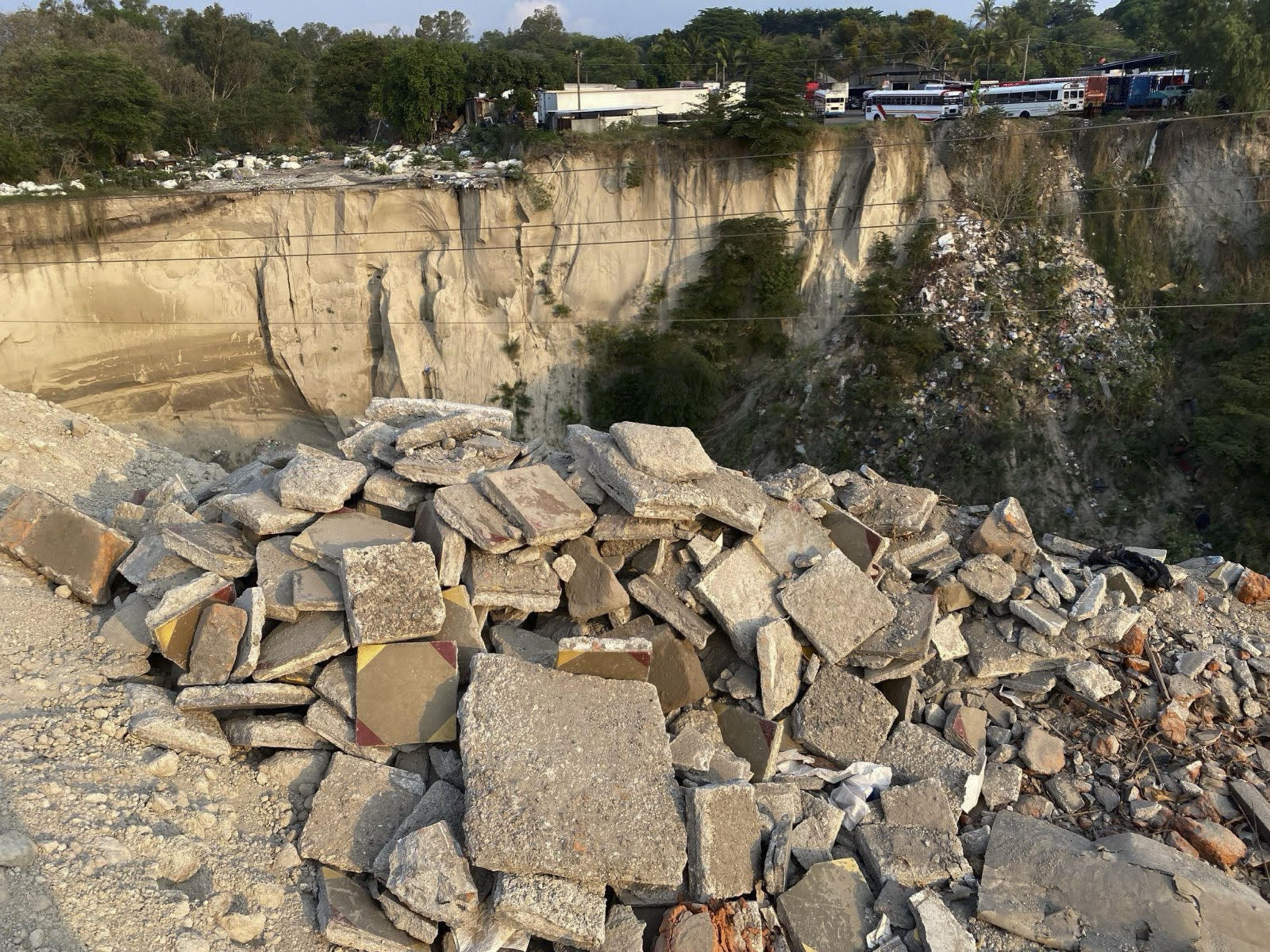 Baldosas de más de un siglo del Palacio Nacional de El Salvador yacen en escombros al borde de un precipicio en el río Las Cañas, en el límite de Soyapango e Ilopango, al este de San Salvador. Foto: El Faro/Gabriel Labrador