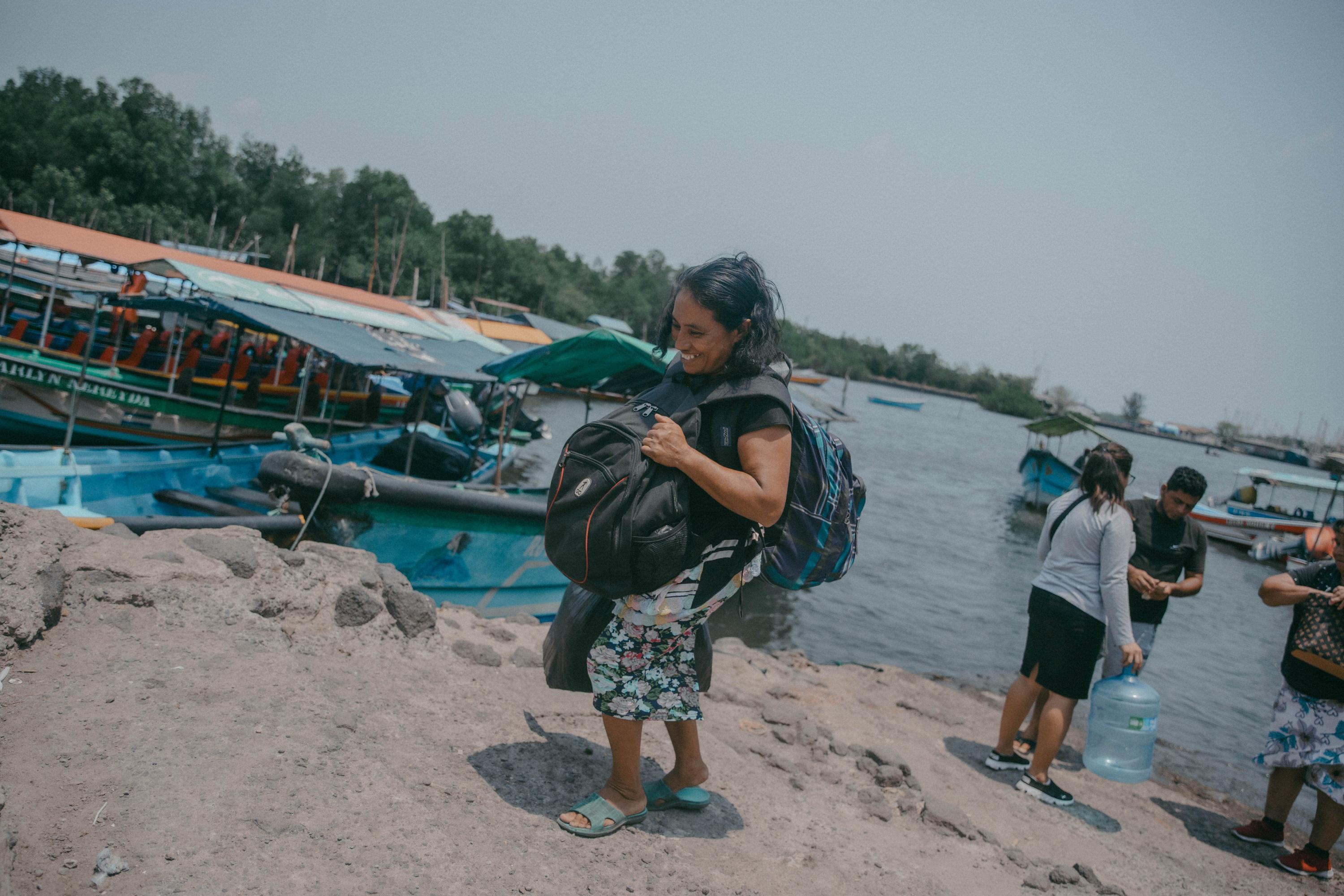 Cada semana, Virginia sale de la isla para llevar el producto que elabora a vendedores minoristas. Durante el tiempo que su hijo estuvo detenido no dejó de trabajar, ya que la venta es su único ingreso y tenía que guardar $35 cada mes para llevar a Samuel un paquete con enseres de limpieza y otras cosas básicas.