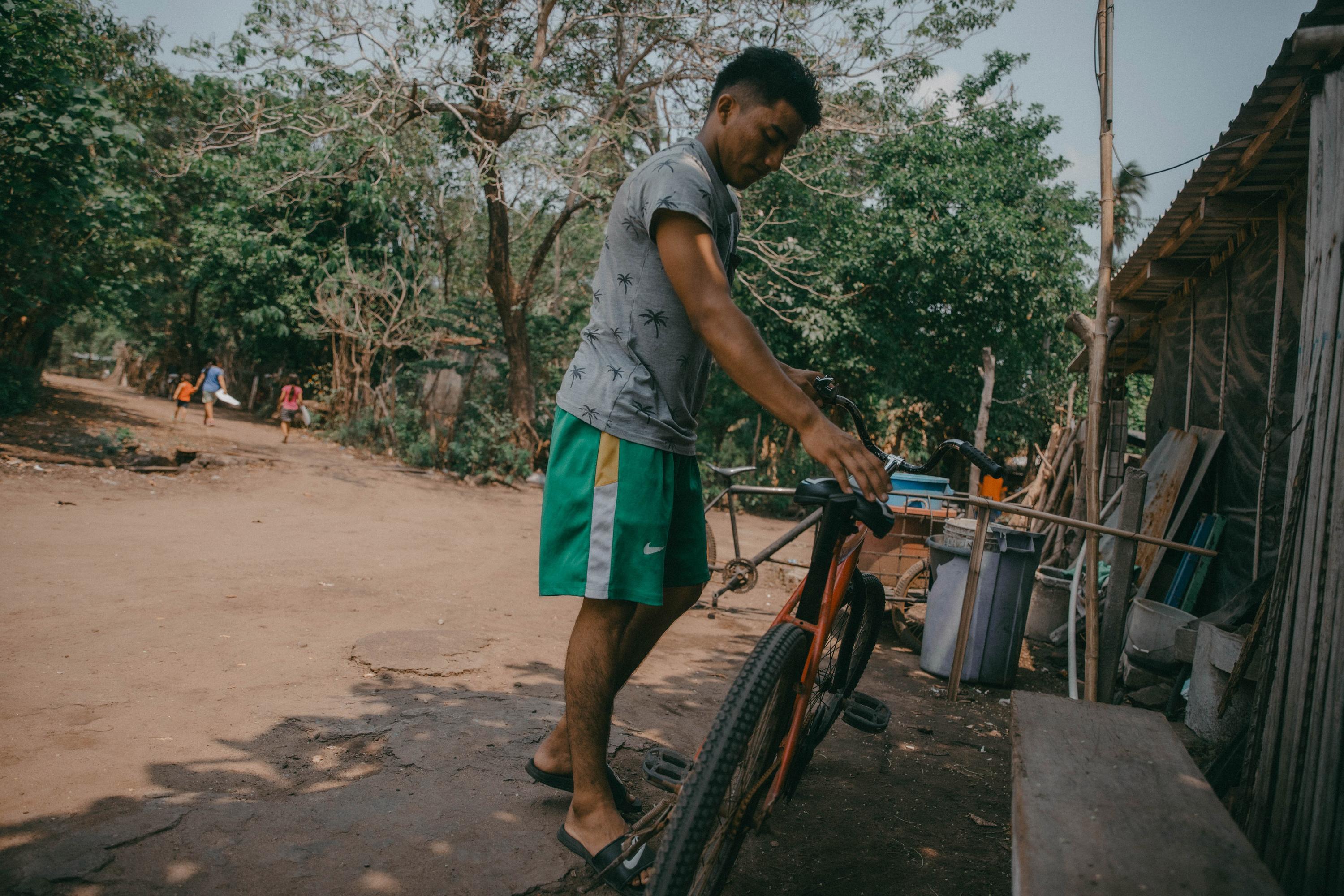 Samuel fue capturado cuando tenía 17 años. Salió de la cárcel con 19. Estuvo detenido en el Centro de Integración Social El Espino, en Ahuachapán, y en la Granja de Rehabilitación de Ilobasco. Actualmente no estudia. Todos los días, desde  las 6:00 am baja cocos para la cooperativa de la isla y gana 5 dólares por jornada. 