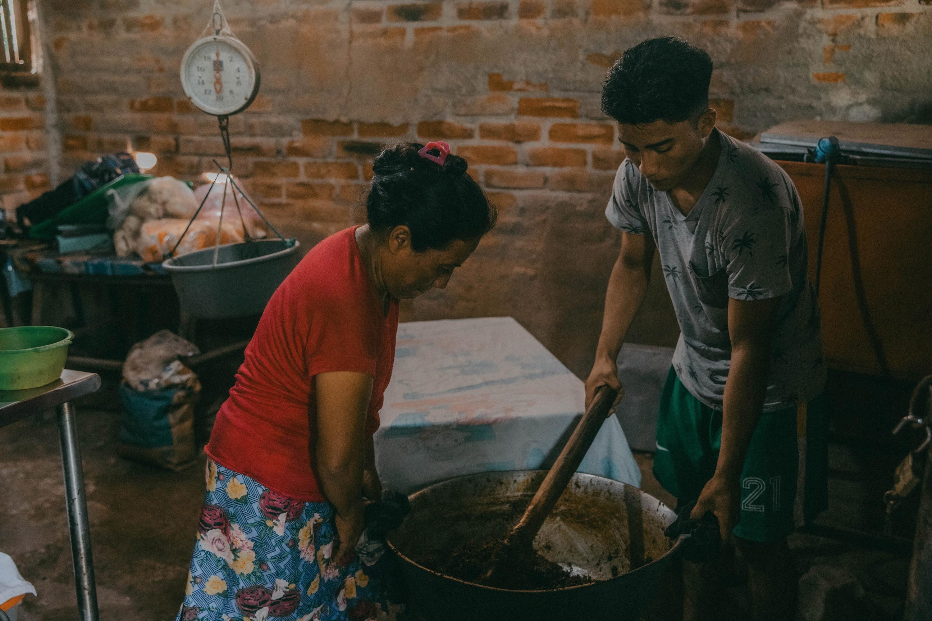 Mientras cocina la conserva de coco, Virginia dice que después de la presión vivida durante los meses de captura de su hijo padece de mareos que muchas veces le imposibilitan cocinar o sacar semillas de almendras. 