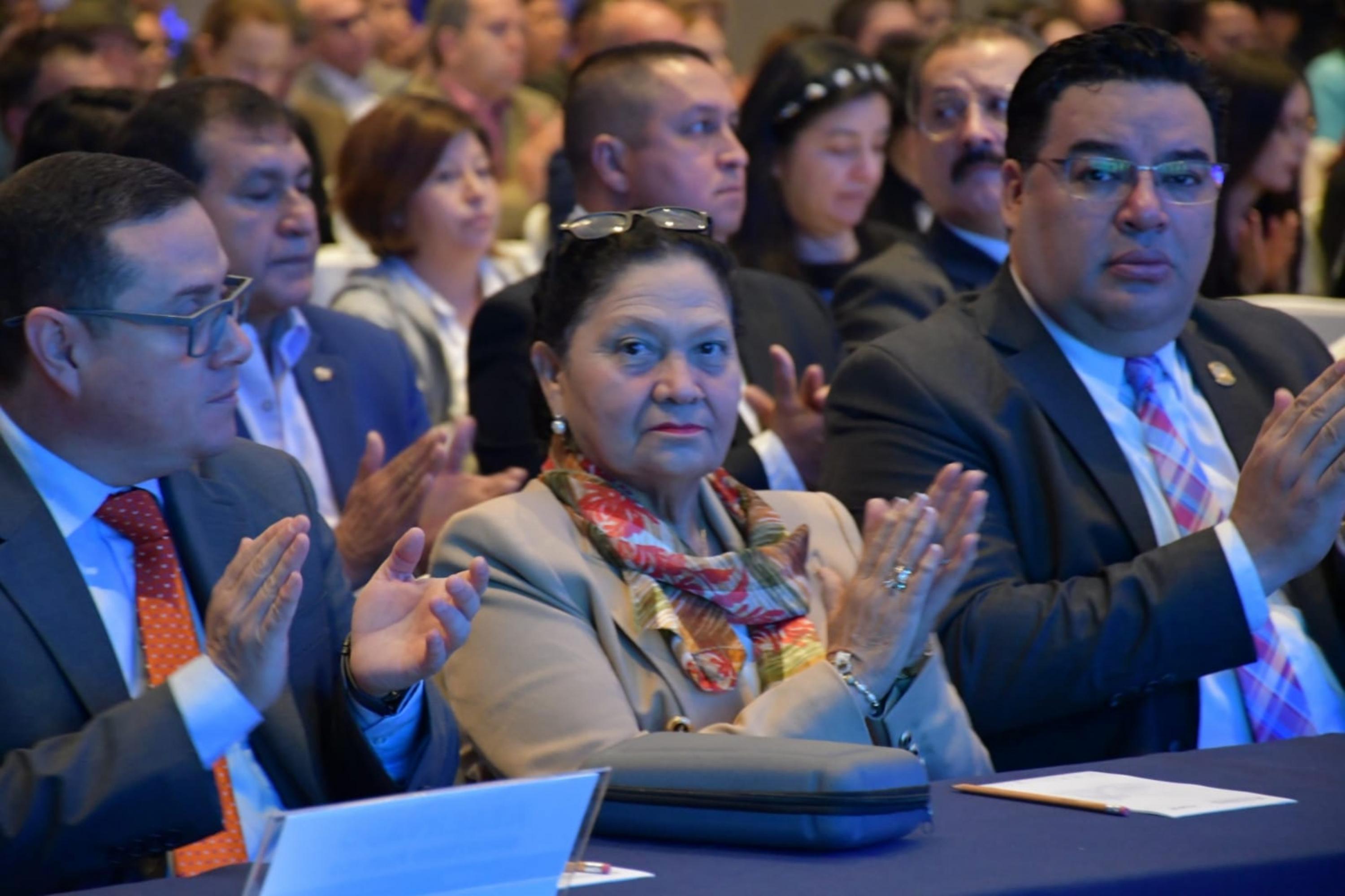 Guatemalan Attorney General Consuelo Porras (center) and Ángel Pineda, secretary-general of the Public Prosecutor