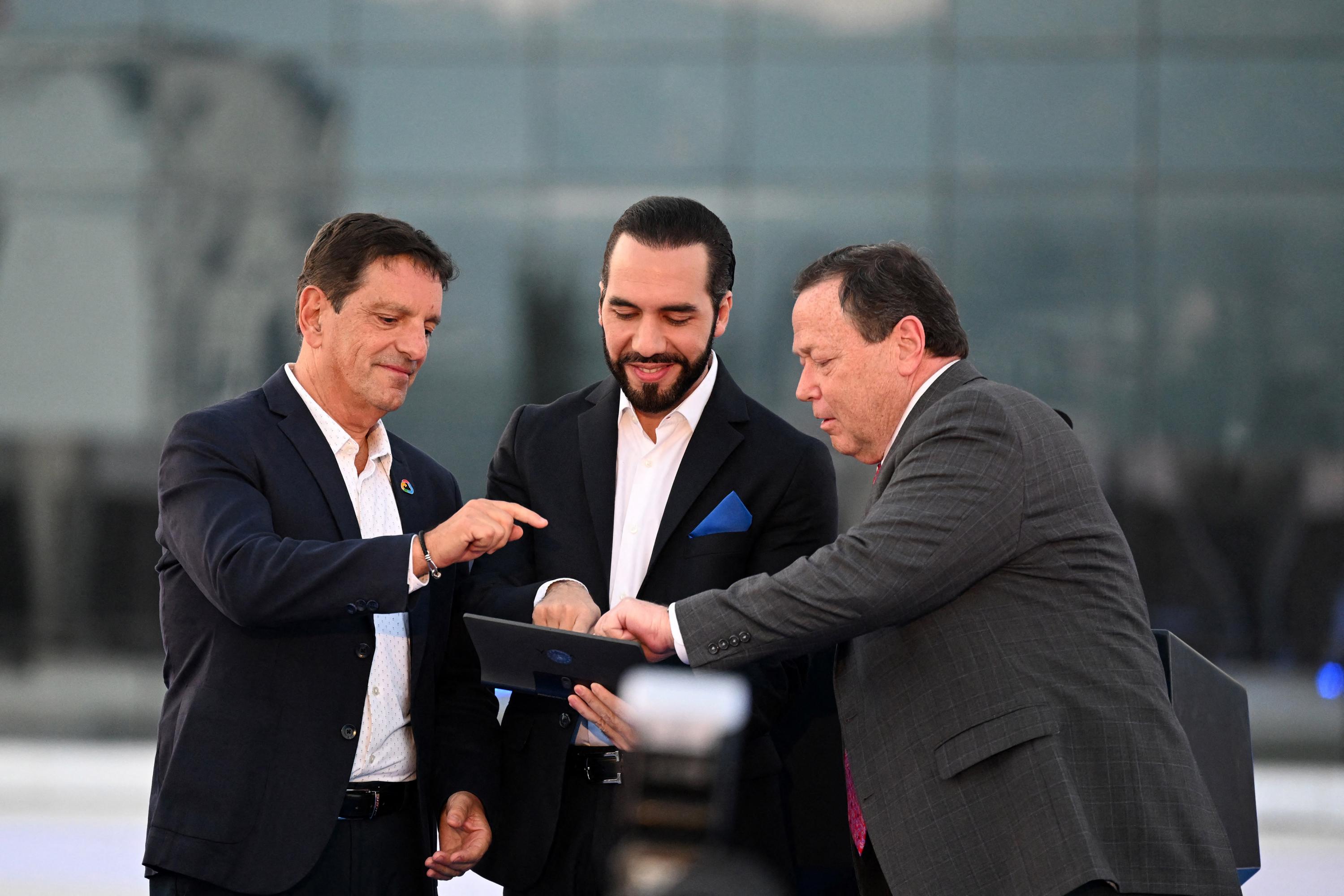 De izquierda a derecha, Eduardo López, presidente de Google Cloud para América Latina, el presidente Nayib Bukele y el embajador de Estados Unidos, William Duncan, durante la inauguración de la oficina de Google en San Salvador el 15 de abril de 2024. Foto de El Faro: Marvin Recinos, AFP.