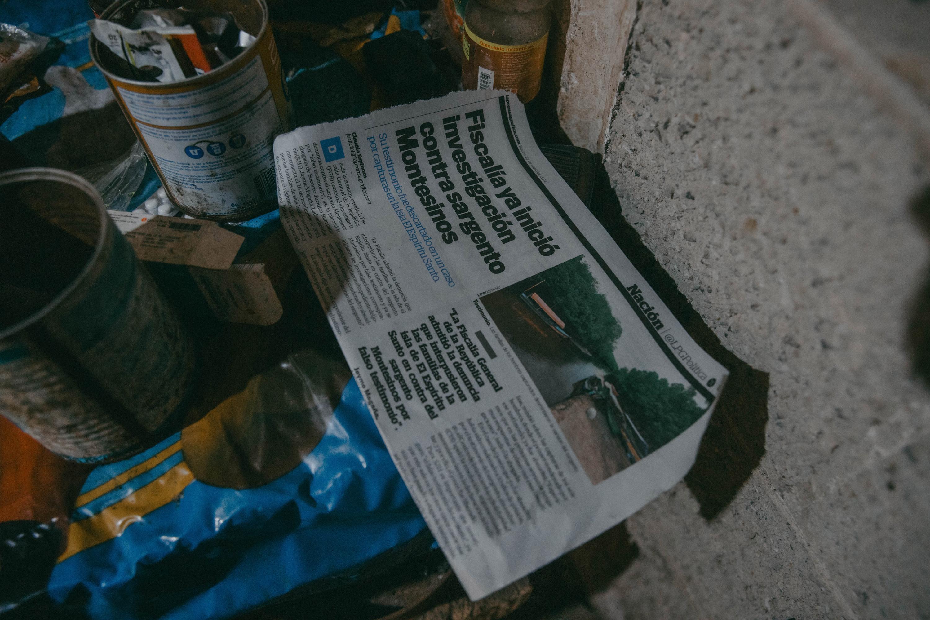 On April 30, 2024, a page from La Prensa Gráfica rests on a small table in Virginia’s kitchen: “Attorney General’s Office opens investigation into Sergeant Montesinos.” The inquiry into Montesinos was prompted by complaints filed by a group of island residents. The sergeant had given testimony before a judge concerning the arrests of some of the young men detained on Espíritu Santo Island. This testimony resulted in Samuel being sentenced to 10 years in prison for the alleged crime of illicit association. On November 20, 2023, the San Miguel Juvenile Chamber approved an appeal filed by Samuel’s defense attorneys, dismissing the testimony of Sergeant Montesinos due to inconsistencies in his account of the arrests.