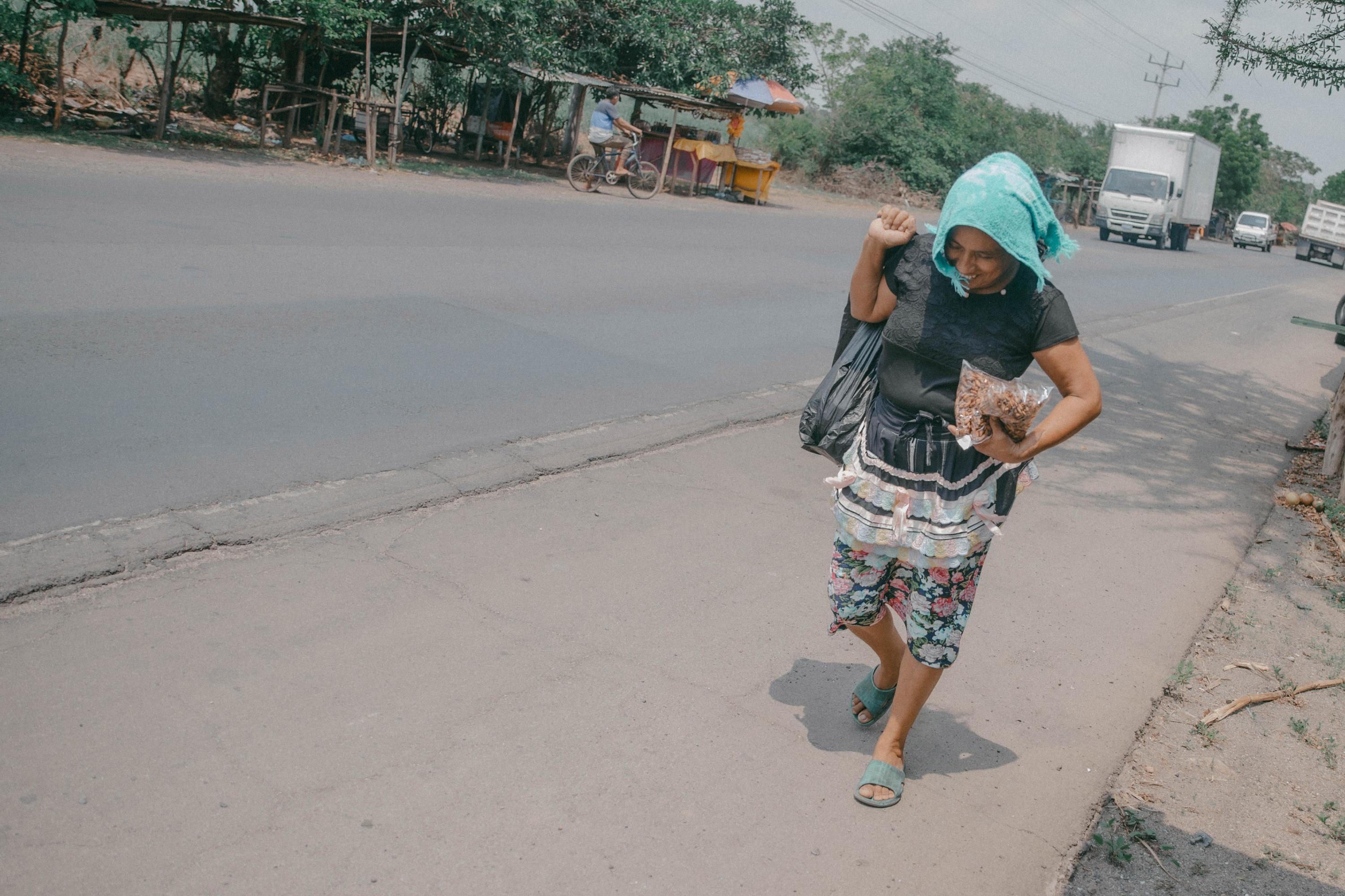 May 3, 2024, 1:00 in the afternoon. According to weather reports, the temperature in Jiquilisco was 43 degrees Celsius (over 109 degrees Fahrenheit). Virginia walked along the Litoral Highway just as she has done for almost 20 years, carrying her products in her hands. She went from stall to stall, selling her goods and delivering orders she had placed days before. That week, Virginia earned 35 dollars.