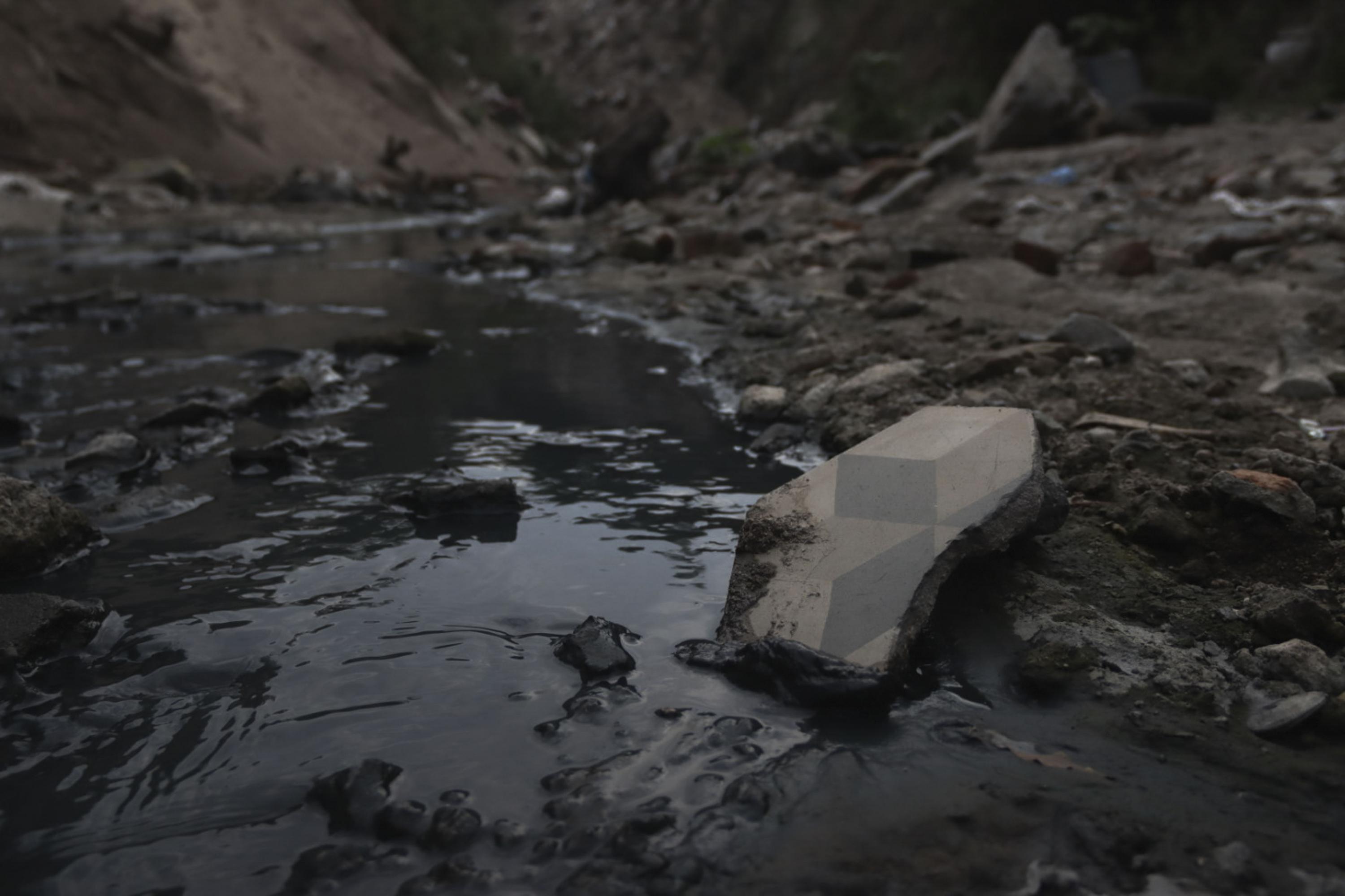 Algunas piezas del Palacio Nacional rodaron hasta alcanzar el río Las Cañas que atraviesa San Salvador, Tonacatepeque, San Martín, Ilopango y Soyapango, a lo largo de 21 kilómetros. Foto de El Faro/Diego Rosales