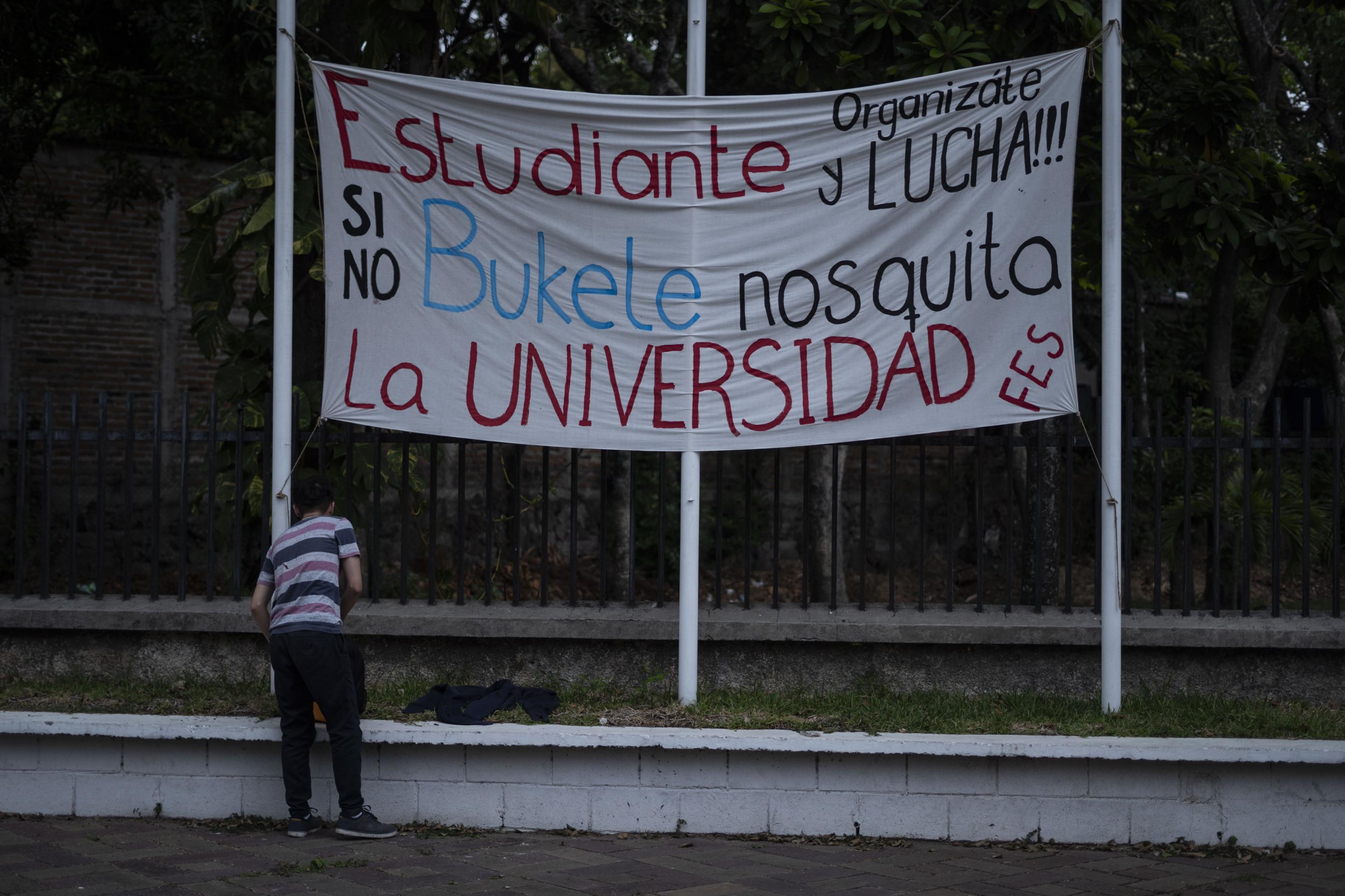 Las pancartas que fueron colocadas durante las protestas del primero de mayo de 2024 hacen referencia directa sobre la intervención a la Universidad de El Salvador por parte del Estado. Otras pancartas reclaman la autonomía y los 52 millones de dólares que el Ejecutivo debe a la institución. Foto de El Faro: Víctor Peña. 