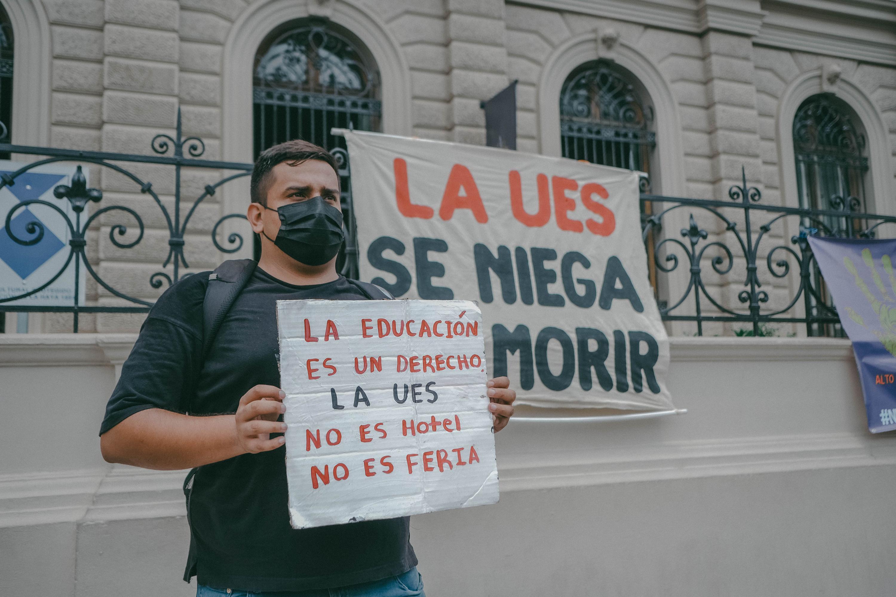 Decenas de estudiantes de la Universidad de El Salvador salieron a manifestarse el 1 de mayo del 2024, durante la marcha del Día del Trabajo, para exigir que se respeten las instalaciones de la UES y no se utilice para otros propósitos que no sean la educación. Foto de El Faro: Carlos Barrera