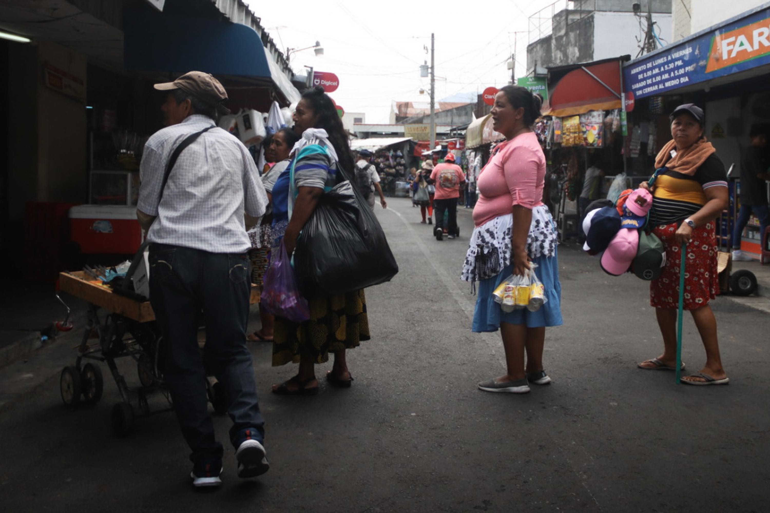 Vendedores ingresan a un centro de comercio privado para esconderse de los agentes del CAM, en los alrededores de la iglesia El Calvario, uno de los espacios donde hubo desalojos masivos desde 2023. Foto de El Faro: Diego Rosales. 