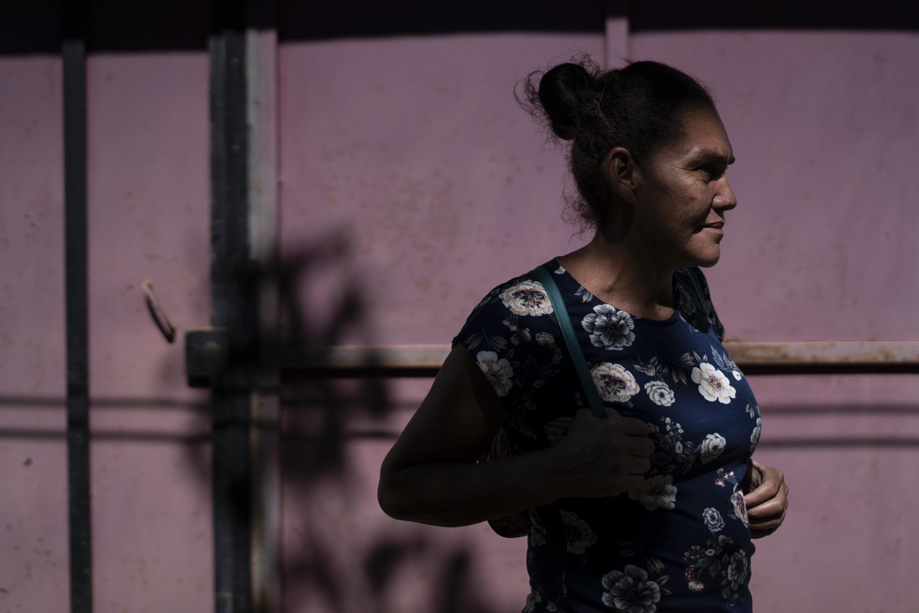 Cinco soldados llegaron a la casa de Silvia Carolina Martínez la noche del domingo 3 de julio de 2022, en la isla Espíritu Santo, en el departamento de Usulután.  Cuatro meses después de que entró en vigencia el régimen de excepción.  Llamaron a su puerta. Cristian Doneli Ruiz, su esposo, salió para atenderlos. Pidieron sus documentos, lo obligaron a salir a la calle y lo capturaron bajo acusación de pertenecer a grupos criminales. Unas horas después lo trasladaron a Puerto El Triunfo, la ciudad más cercana a la isla. Cristian era jornalero de la cooperativa El Jobal, la procesadora de aceite de coco, que es fuente de ingresos para unas 350 familias en esta isla donde nunca, ni antes del Gobierno de Bukele, hubo pandillas. Algunas veces, Cristian reparaba zapatos para ganar dinero extra salía a pescar. Después de la captura, la hija mayor abandonó sus estudios y buscó un trabajo para ayudar con los gastos de la casa y el costo del paquete que deben de llevar cada quince días a la cárcel. La tarde del miércoles 29 de mayo de 2024, Silvia regresaba de entregar uno de esos paquetes en el penal de Mariona, en San Salvador. Una vez más, sólo le contaron que su esposo sigue en la celda 8 del sector 6, pero ella no lo ha visto ni escuchado desde aquella noche en que se lo arrebataron de su casa. Foto de El Faro: Víctor Peña. 