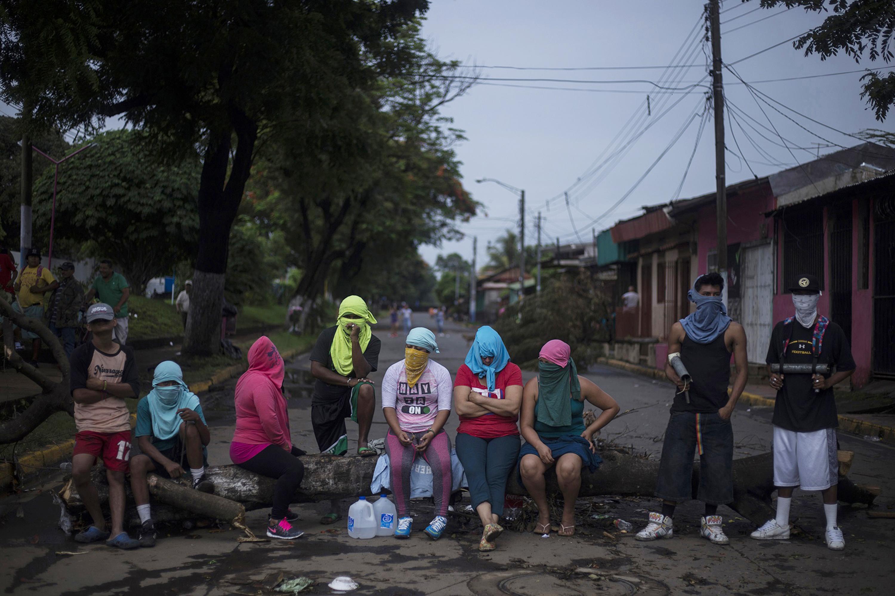 Habitantes del municipio de Masaya, Nicaragua, cerraron en 2018 uno de los accesos principales para evitar el paso de la Policía a esa localidad. Los habitantes armaron barricadas con los adoquines que recubren la calle e intensificaron las protestas contra el régimen Ortega - Murillo, que provocaron una profunda crisis política. Foto de El Faro: Víctor Peña.