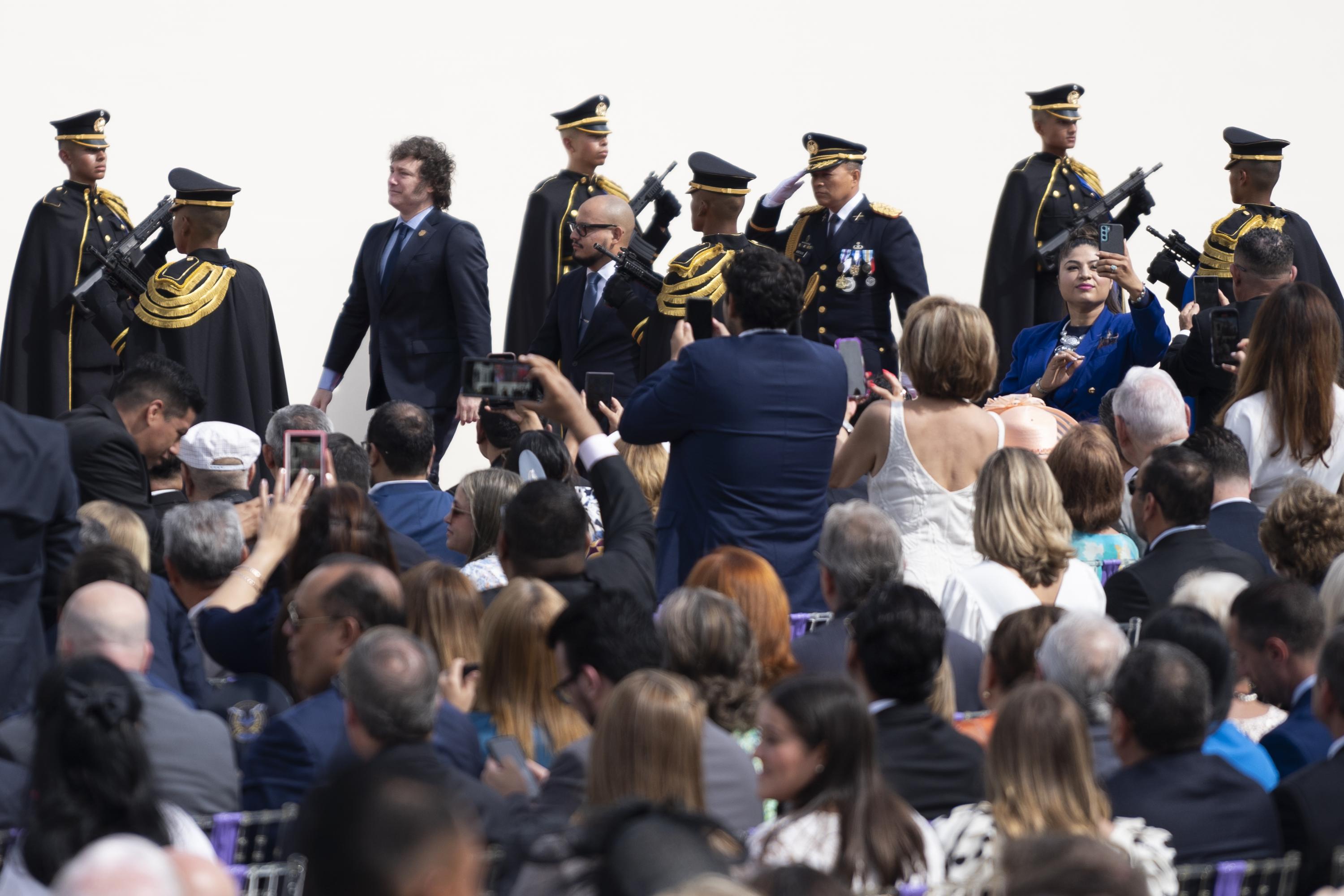 Javier Milei, presidente de Argentina, fue aplaudido por una multitud que esperaba la investidura de Nayib Bukele. Milei camina hacia el interior del Palacio Nacional, en San Salvador, el 1 de junio de 2024. Foto de El Faro: Víctor Peña. 
