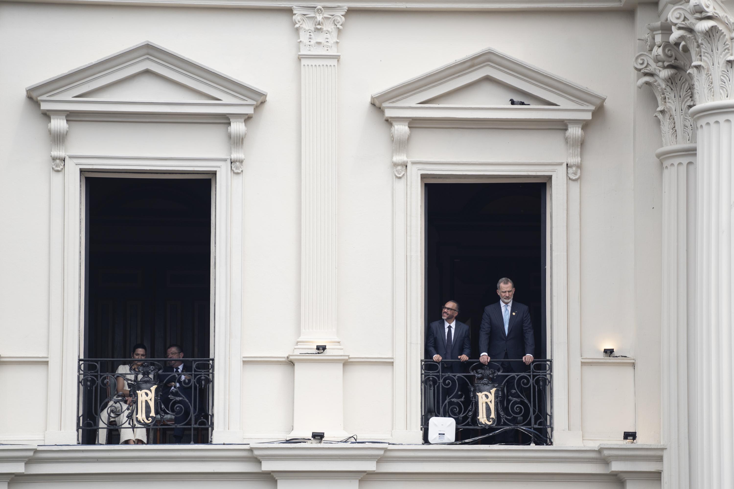 Ernesto Castro, presidente de la Asamblea Legislativa, junto al rey de España, Felipe VI, durante el discurso de Nayib Bukele, en el Palacio Nacional. Foto de El Faro: Víctor Peña.