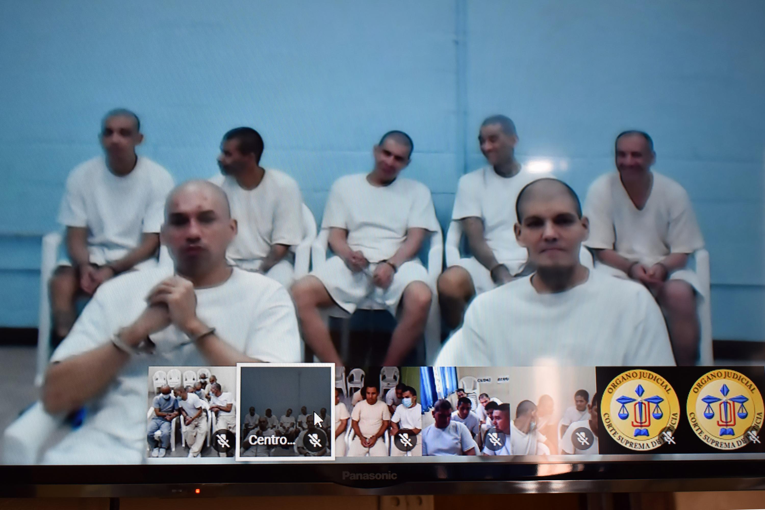 Greñas, adelante, a la derecha, durante una audiencia judicial virtual en El Salvador. 