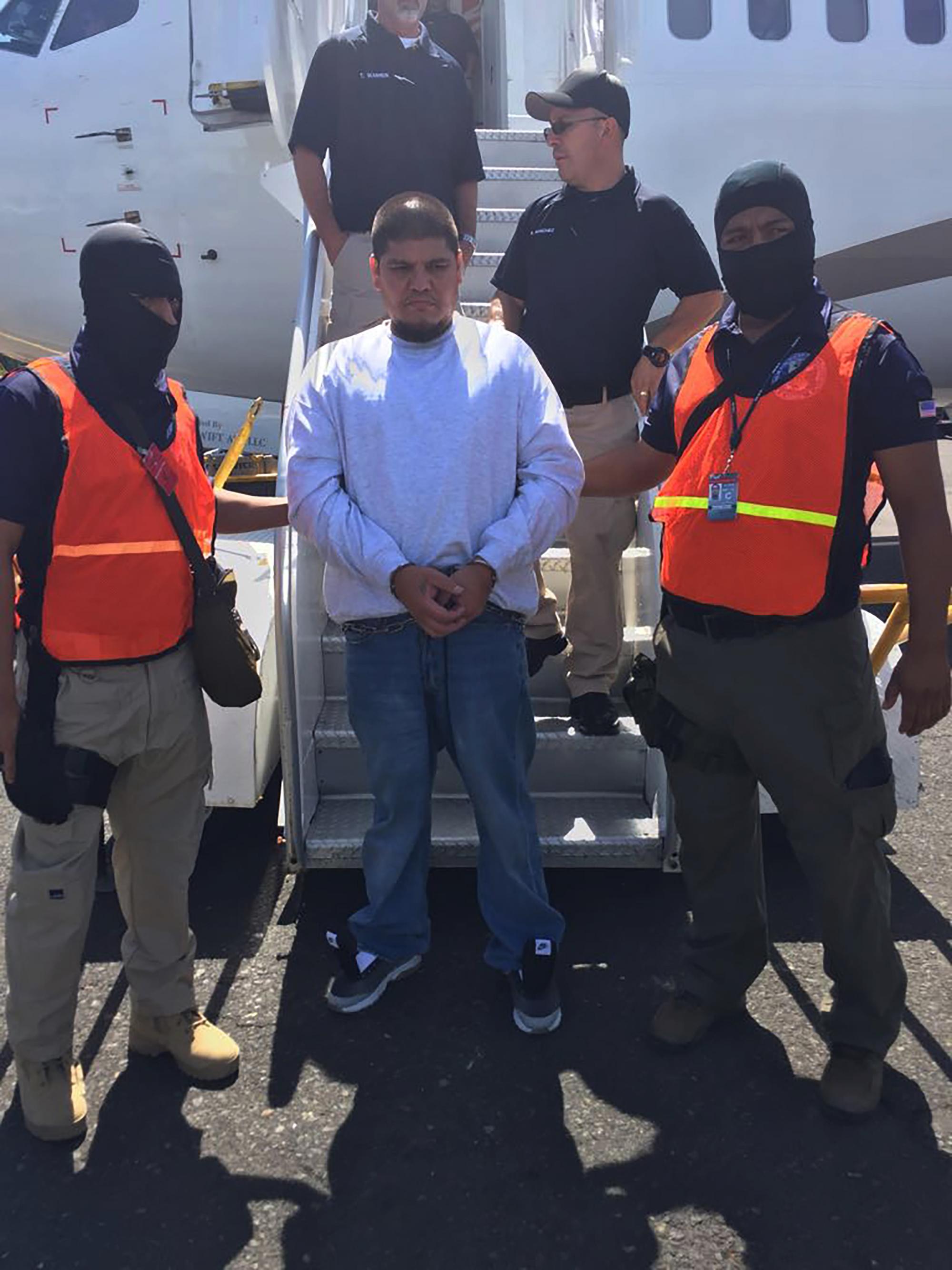 El 25 de julio de 2017, Greñas fue deportado a El Salvador desde California. En esta imagen, arriba al país. 