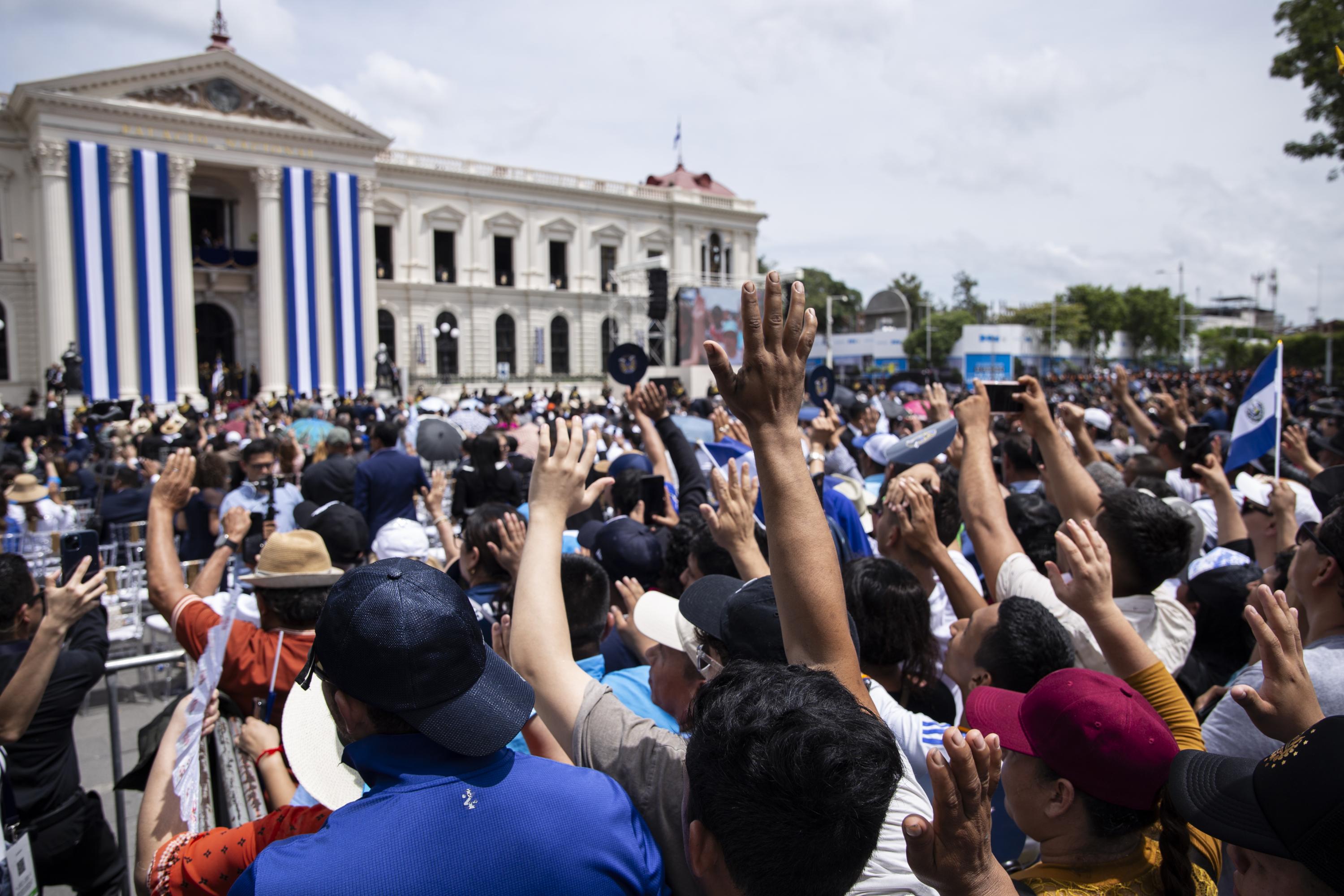 Los asistentes a la Plaza Barrios juran lealtad al presidente inconstitucional, Nayib Bukele, durante el acto de juramentación, el 1 de junio de 2024. Foto de El Faro: Víctor Peña. 