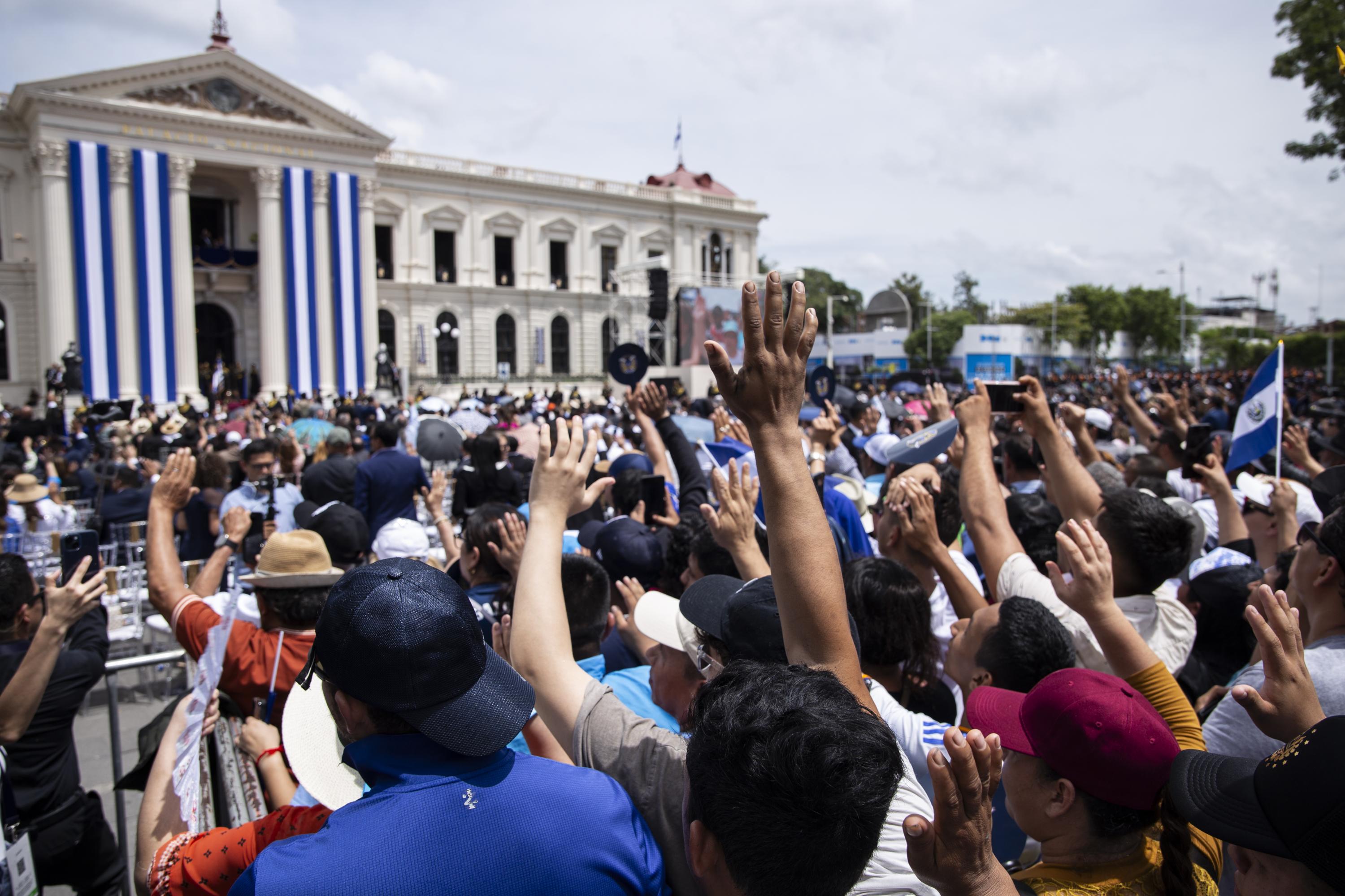 Los asistentes a la Plaza Barrios juran lealtad al presidente inconstitucional, Nayib Bukele, durante el acto de juramentación, el 1 de junio de 2024. Foto de El Faro: Víctor Peña. 
