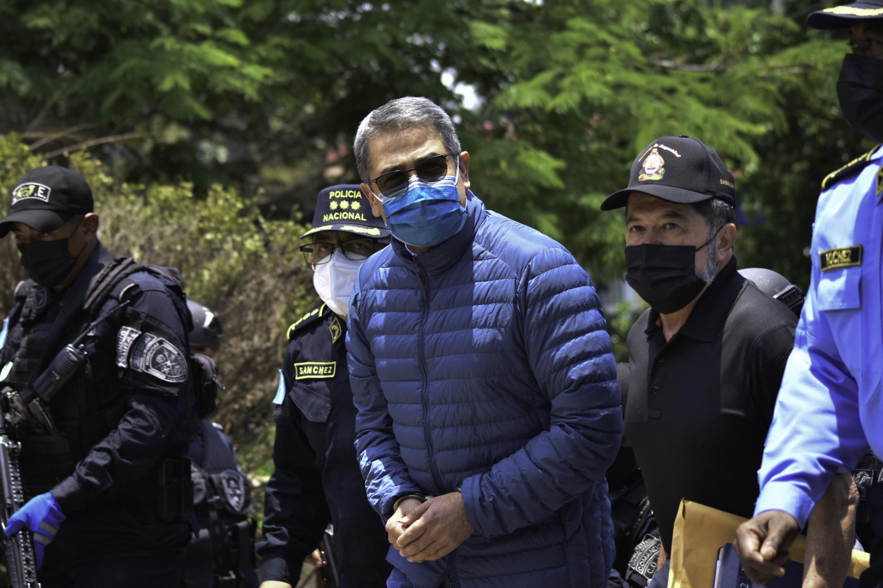 Former President Juan Orlando Hernandez is escorted by police officers at the Honduran National Directorate of Special Forces before his extradition to the U.S. to face drug-trafficking related charges. Tegucigalpa, April 21, 2022. Photo AFP