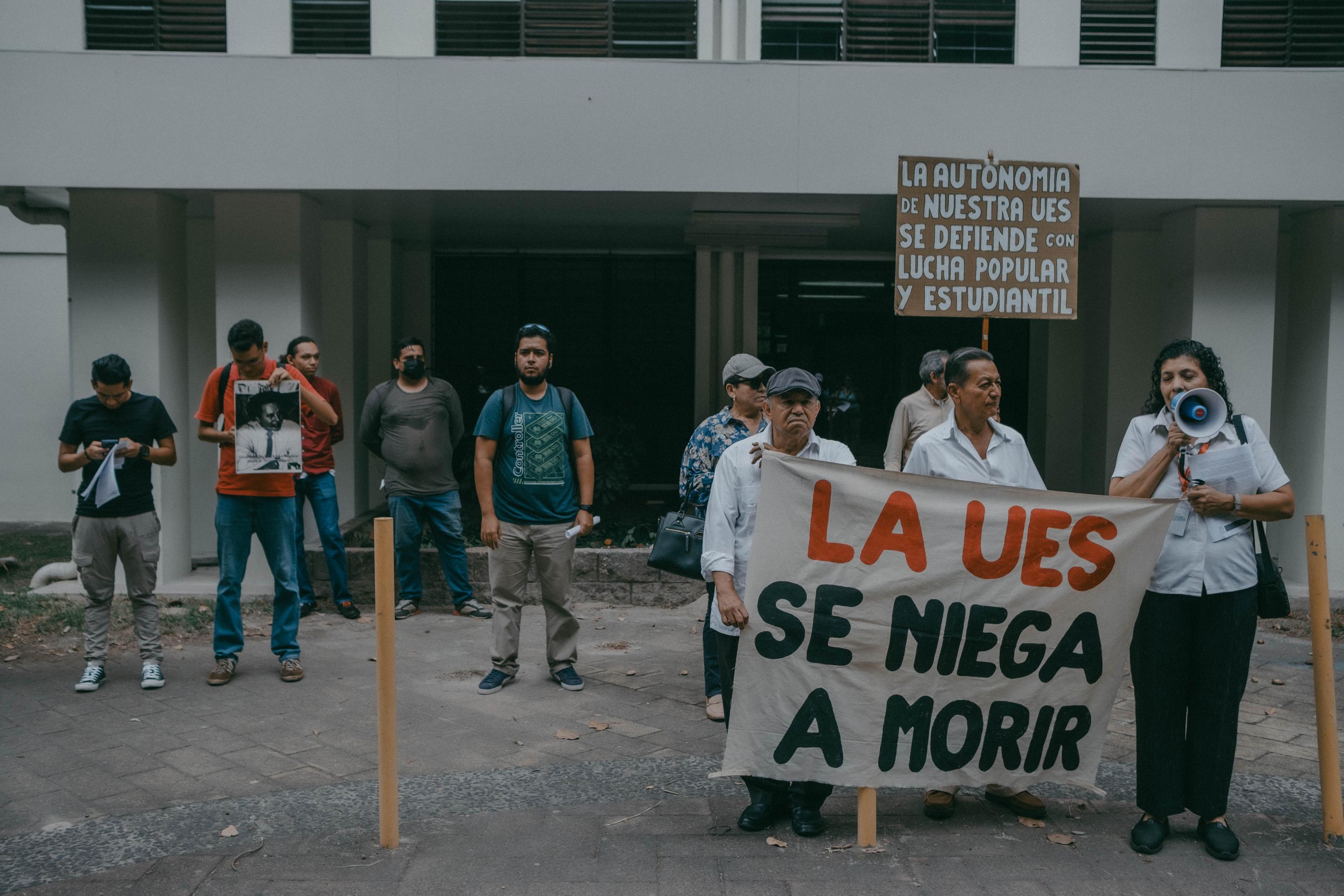 In November 2018, Nayib Bukele promised to turn the public University of El Salvador (UES) into the best college in Central America. More than five years later, a culture of intimidation has been instilled on campus. “Fear has taken hold of everyone here,” says one of the demonstrators in a small march held on May 27 to protest the use of university facilities for non-academic purposes, speaking in a quiet voice. Amid a deepening financial crisis resulting from accumulated government debt, which now totals $51.3 million, even the rector of the UES admits that “there is fear of expressing oneself.” In February 2024, the UES hosted militants of the ruling Nuevas Ideas party to work on the final ballot count for the presidential and legislative elections. In June, the government again used the facilities to host “journalists” covering Bukele’s unconstitutional inauguration. Photo by Carlos Barrera.